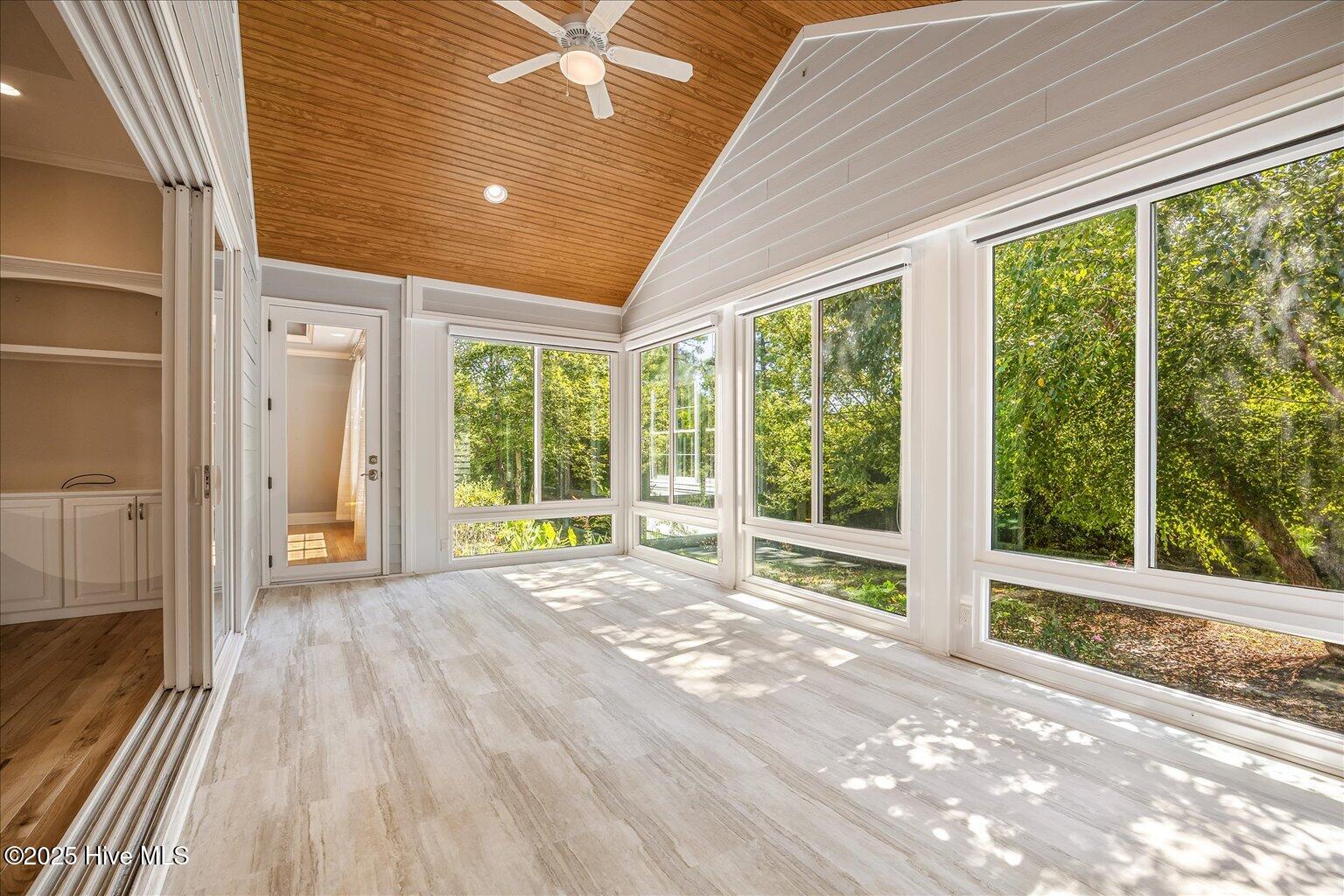 100529543 | Photo 23