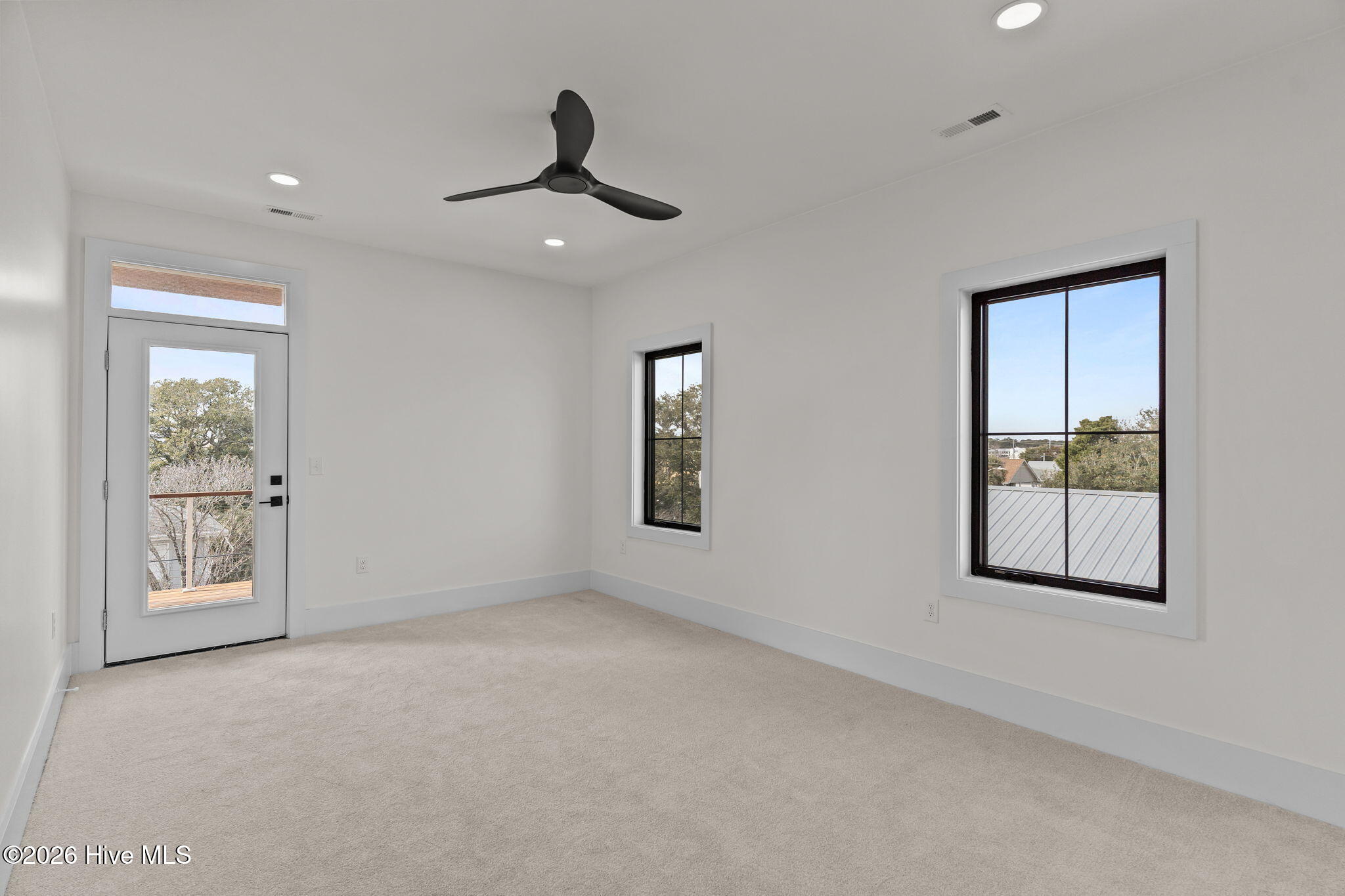 100553287 | Photo 75