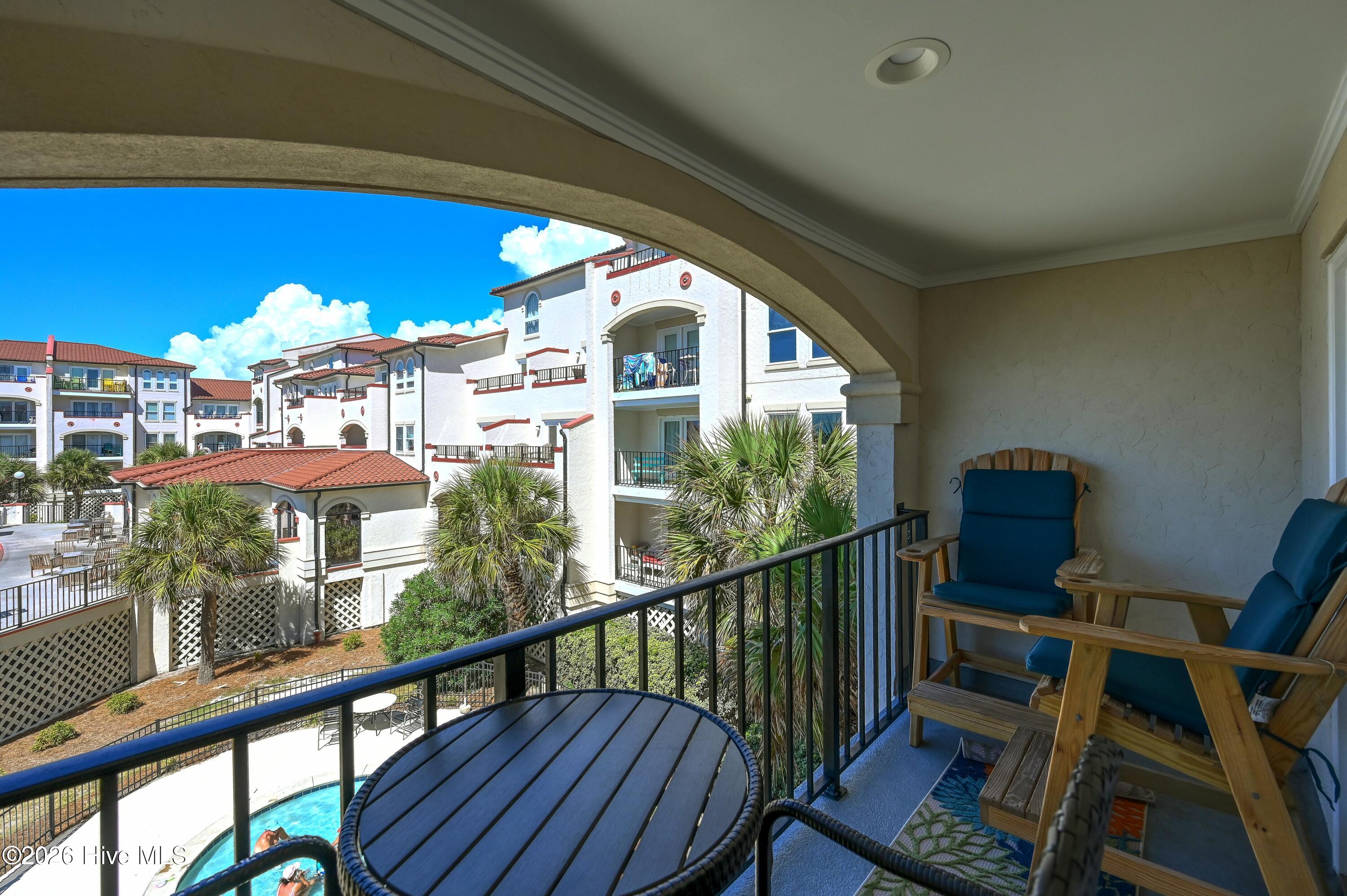 100568256 | Photo 48