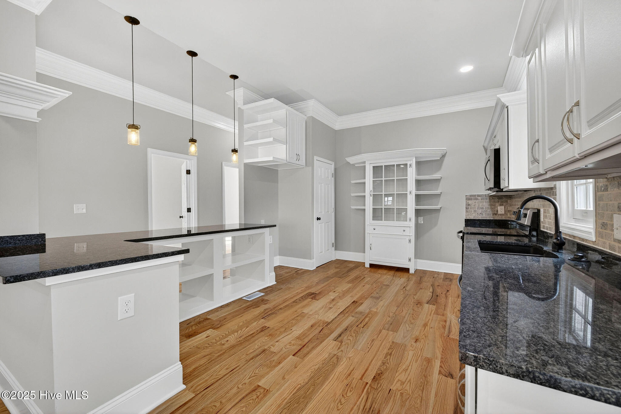 100537754 | Photo 11