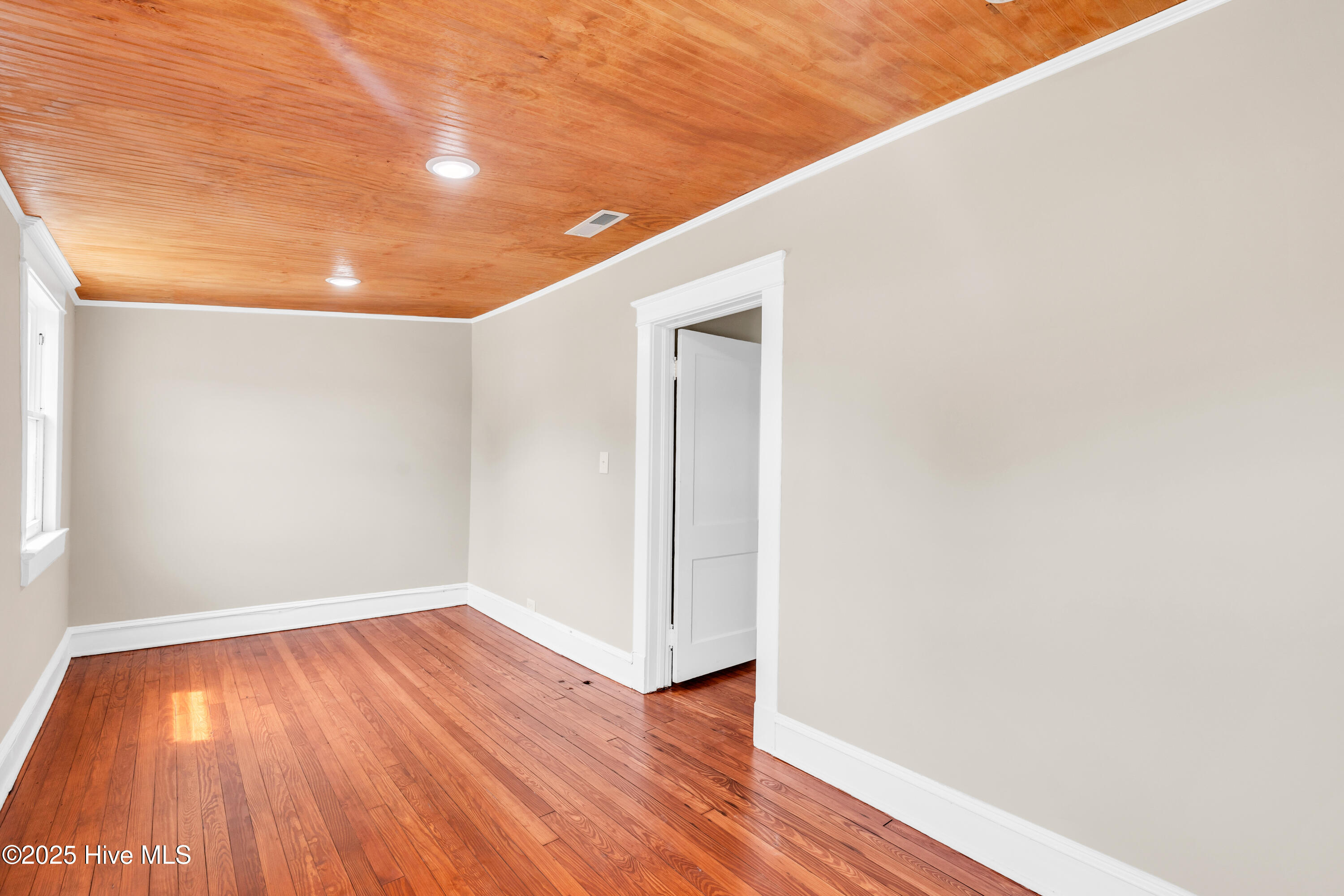 100522192 | Photo 35