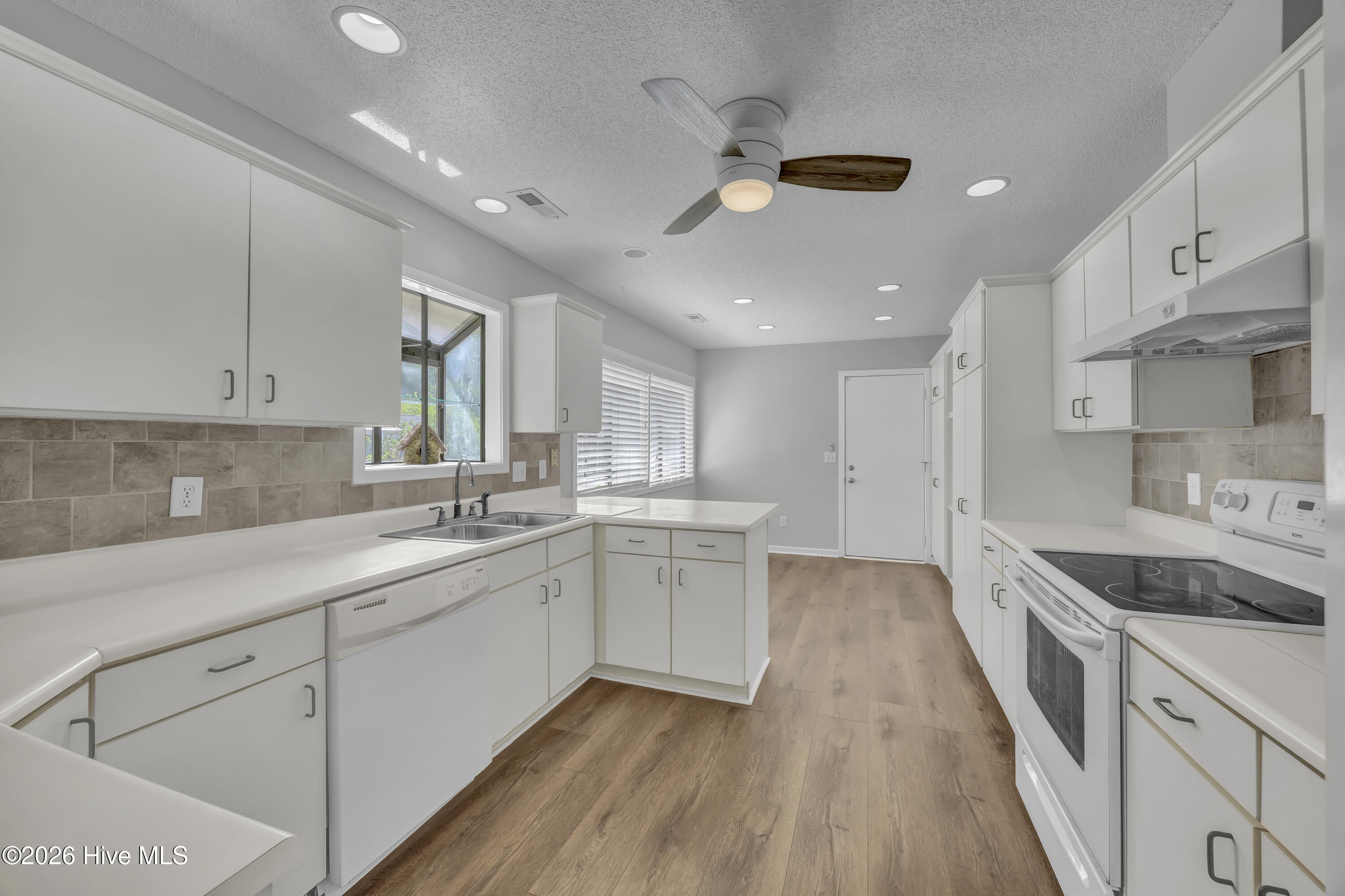 100569442 | Photo 12