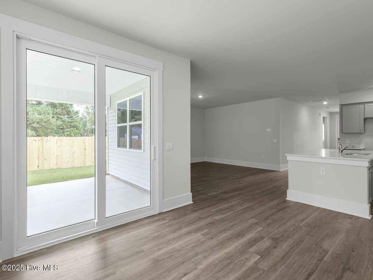 100566279 | Photo 14