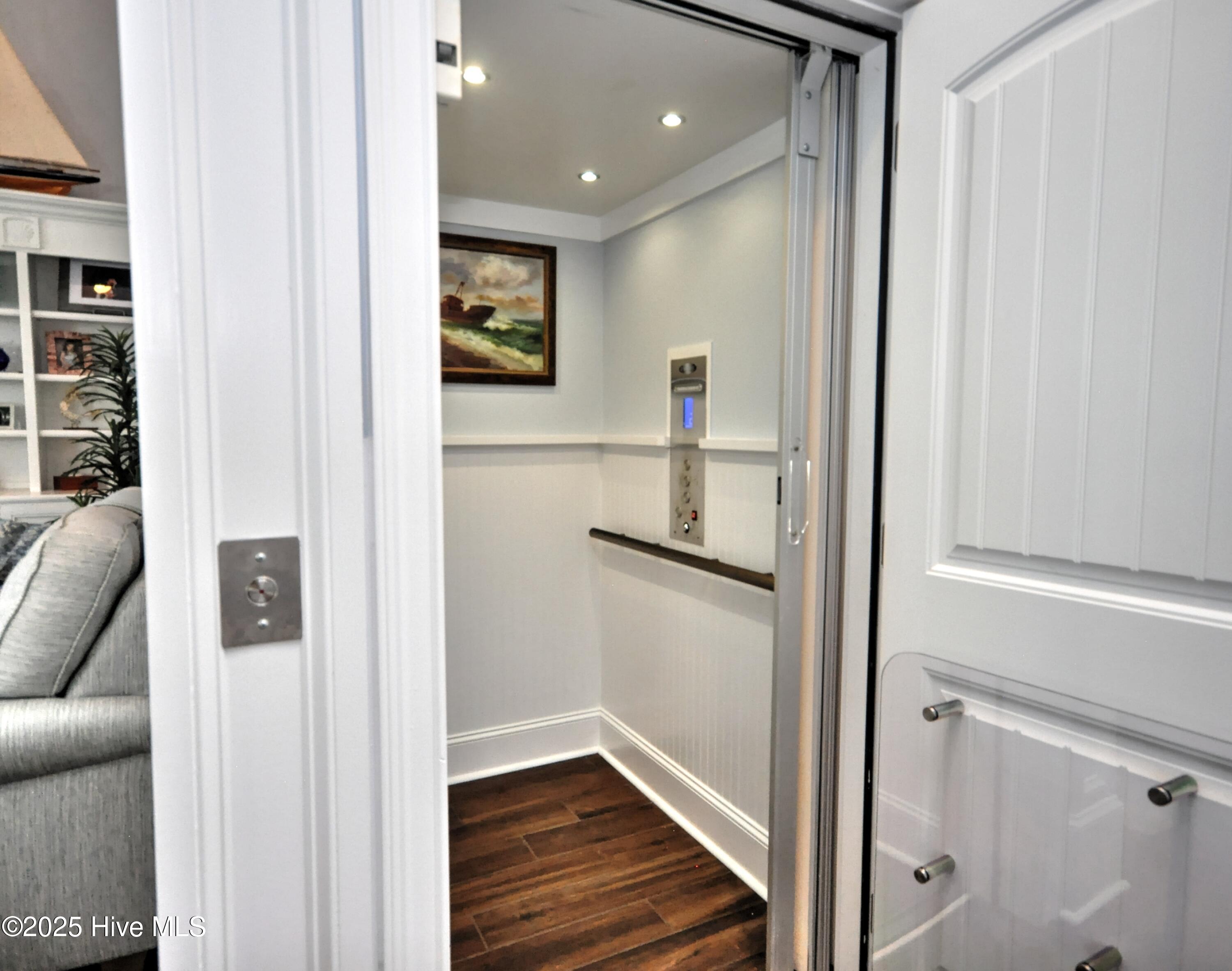 100533074 | Photo 49