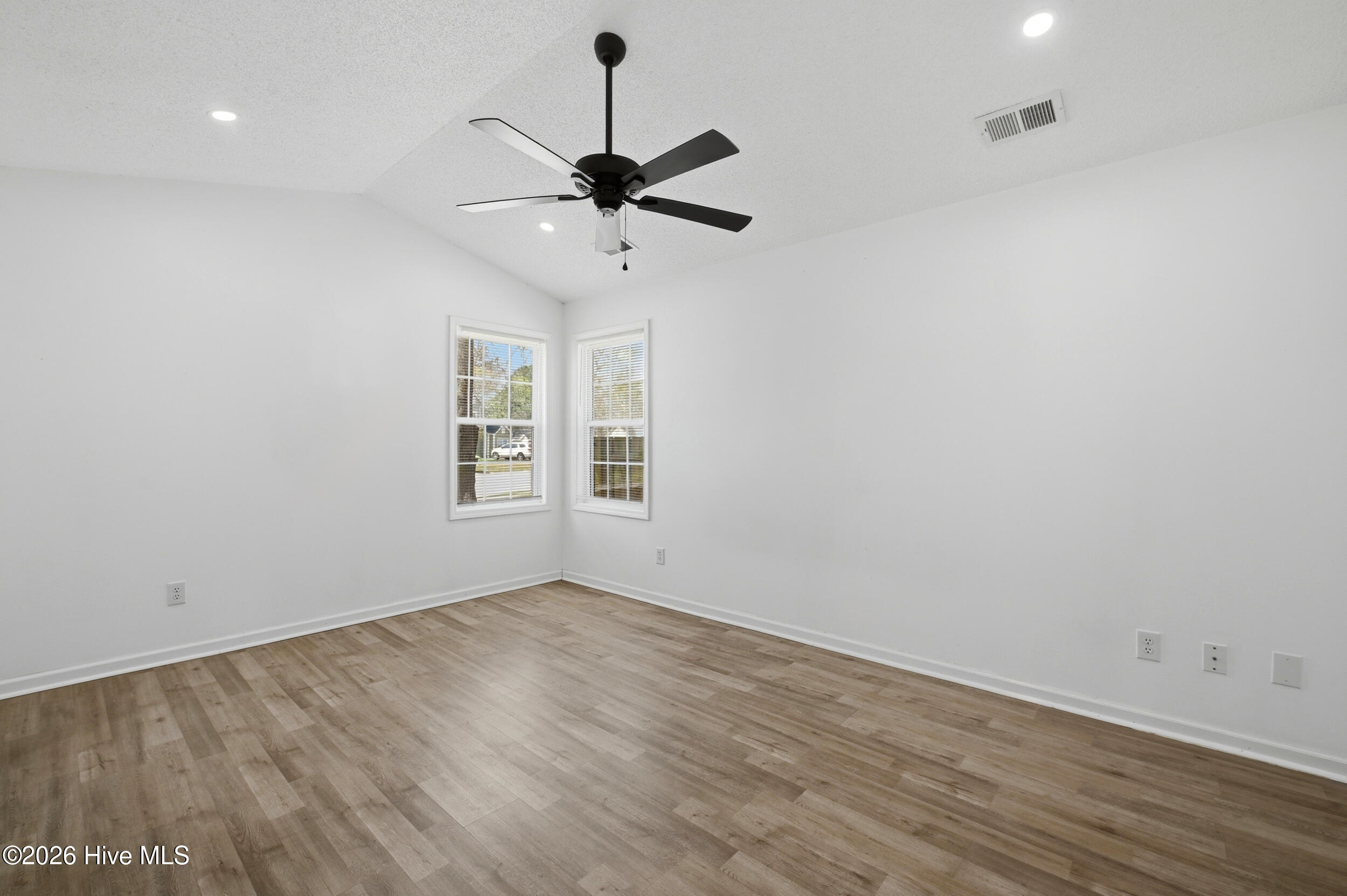 100562899 | Photo 14