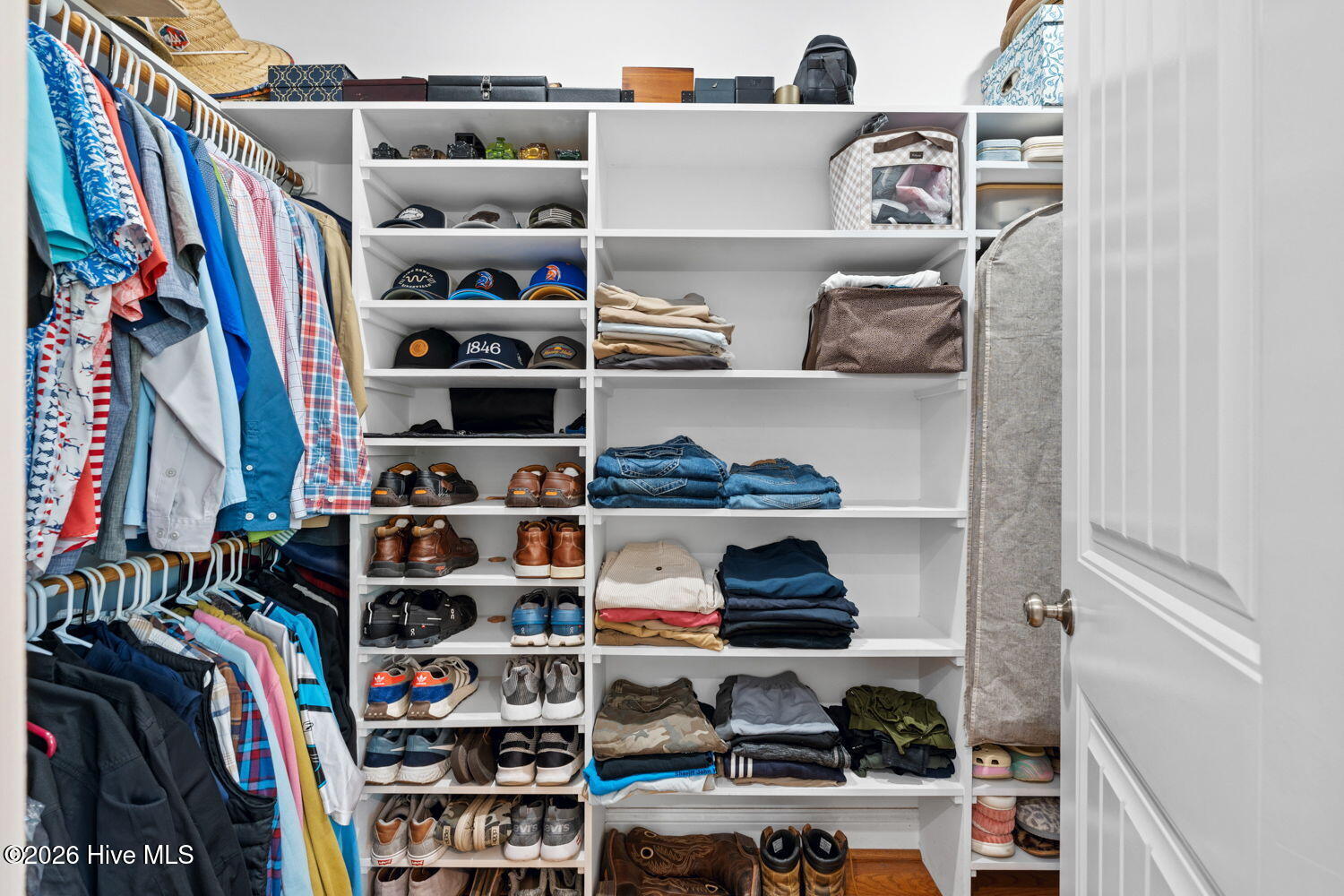 100568987 | Photo 26