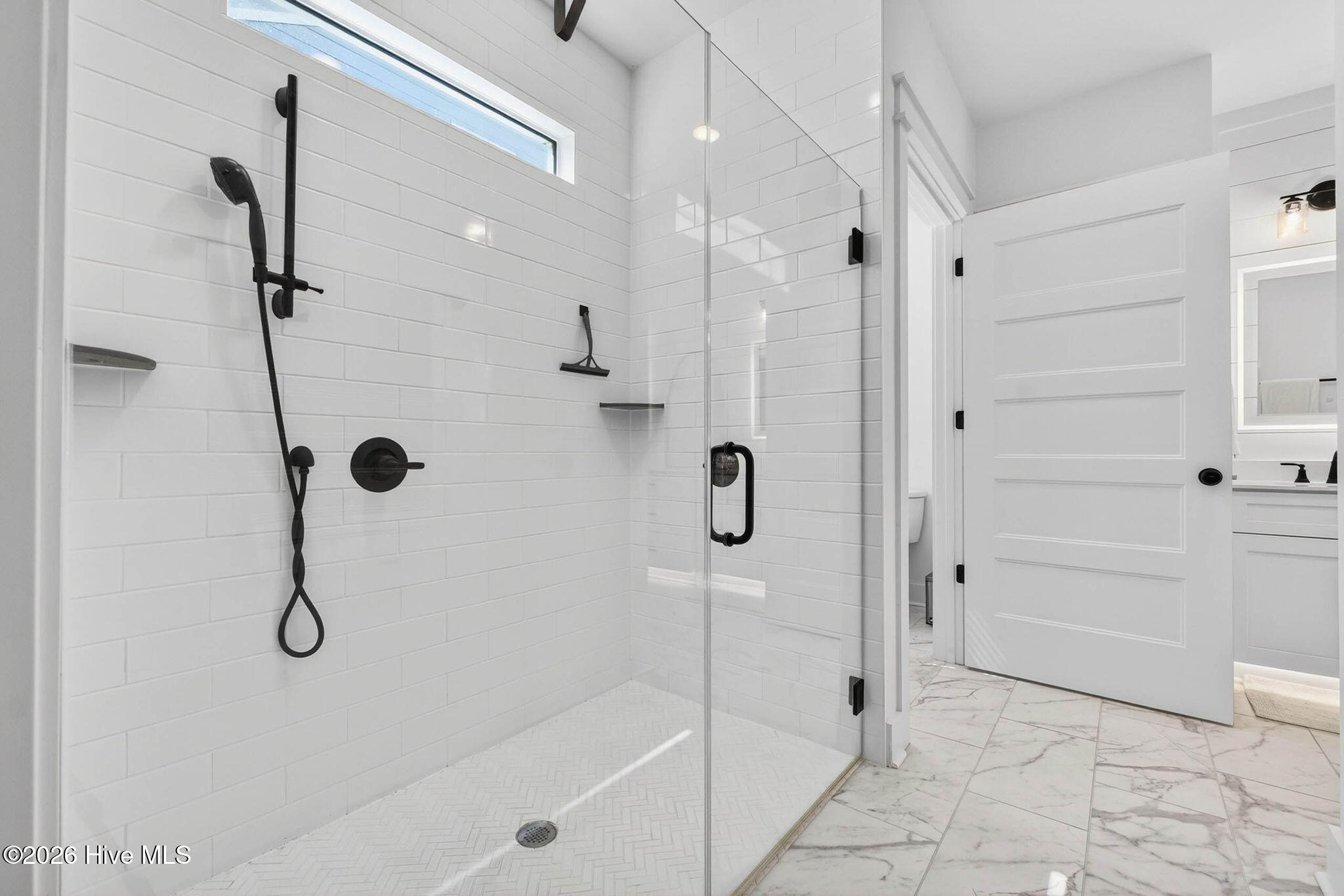 100561272 | Photo 23