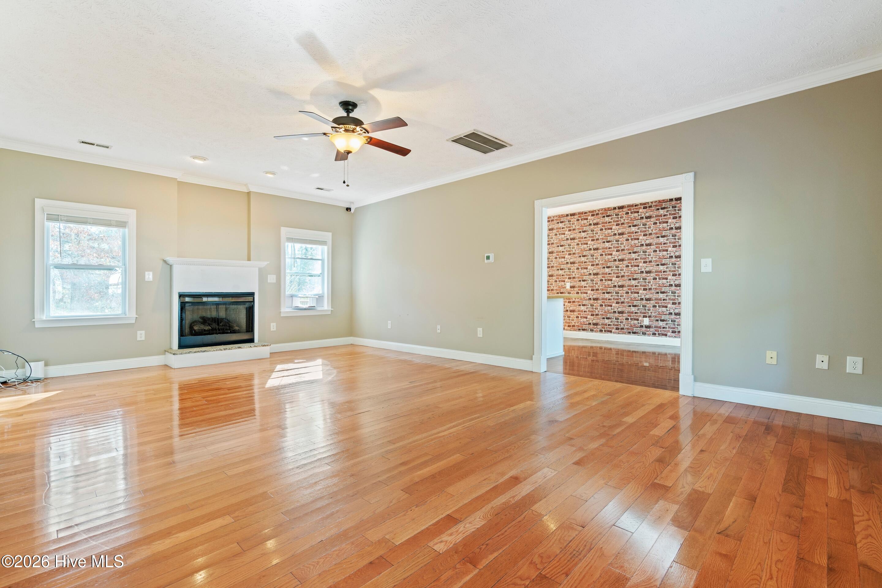 100550661 | Photo 14