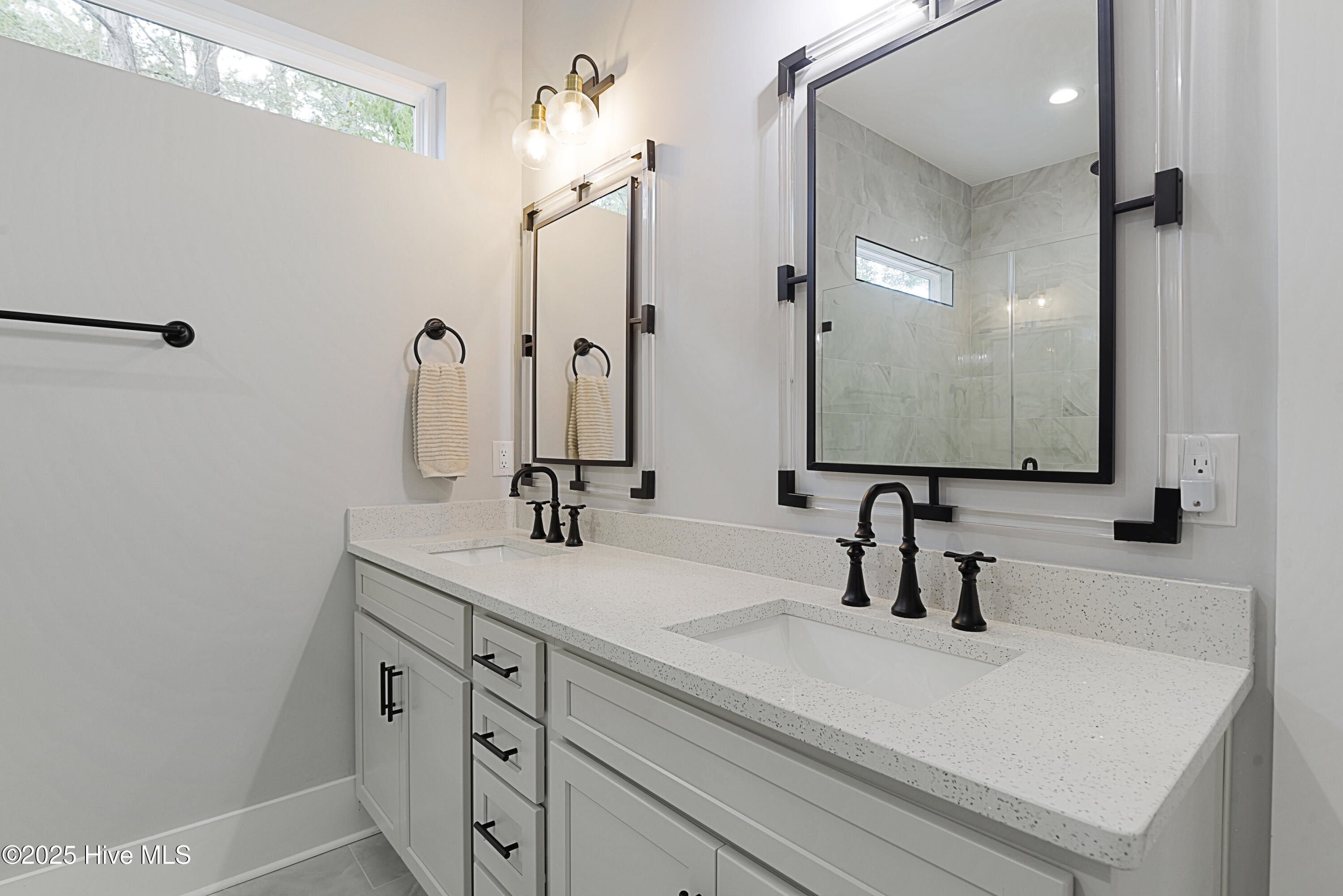 100532165 | Photo 20