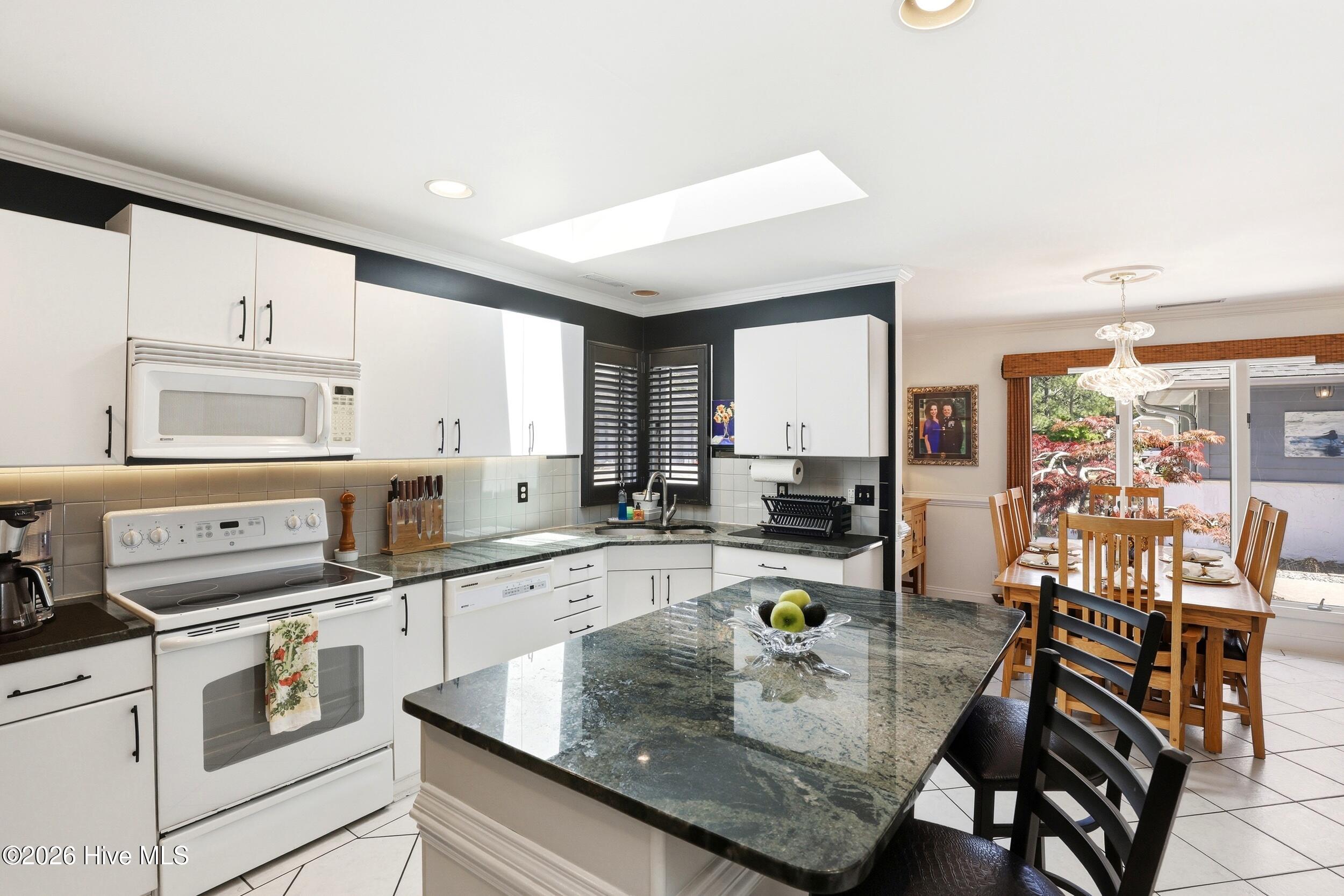 100569802 | Photo 16