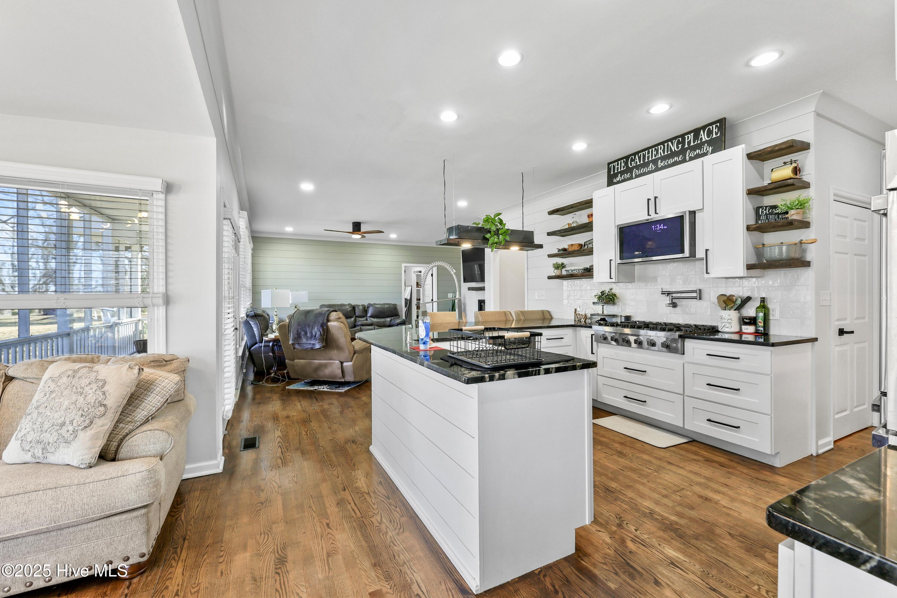 100494735 | Photo 16