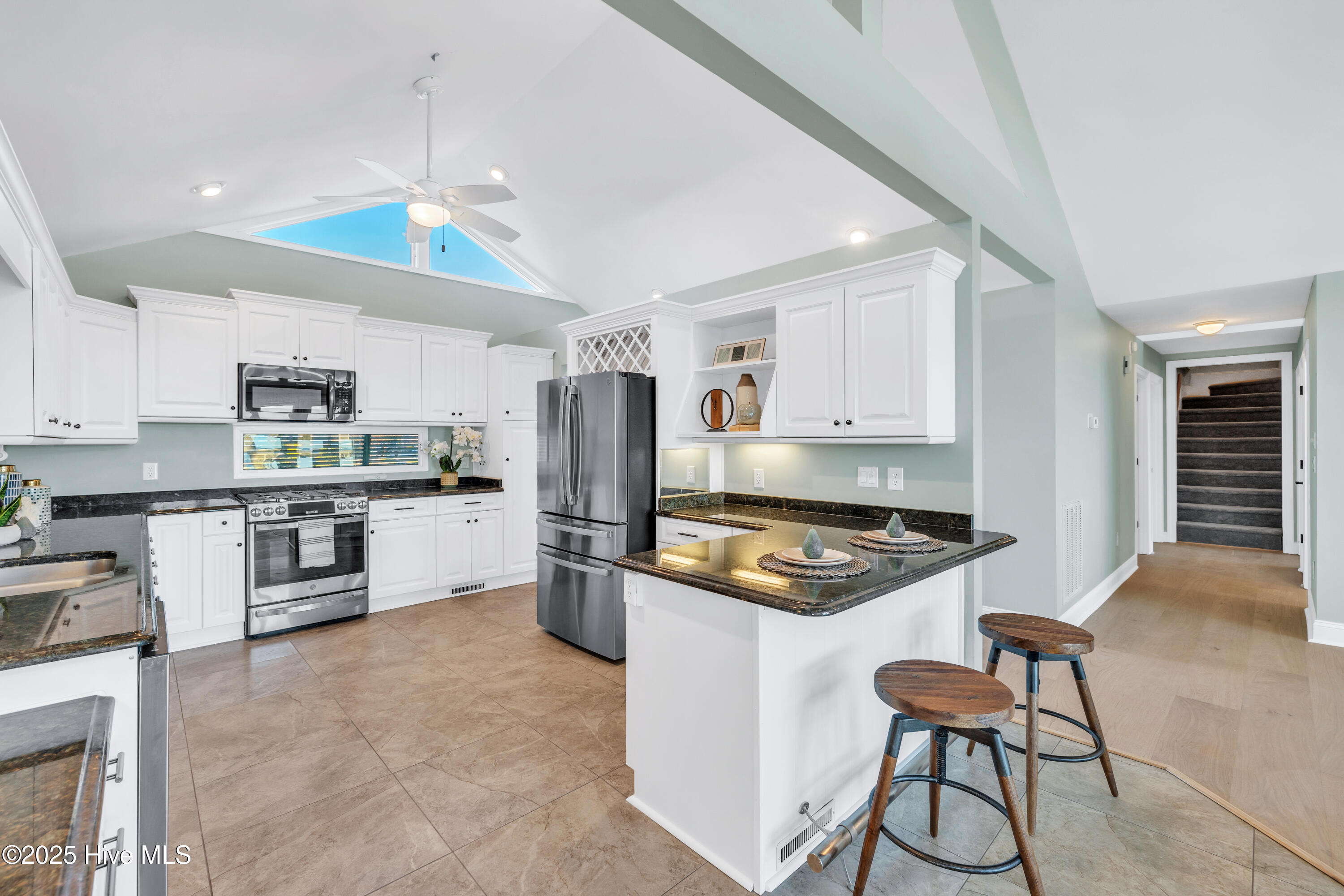 100545827 | Photo 14