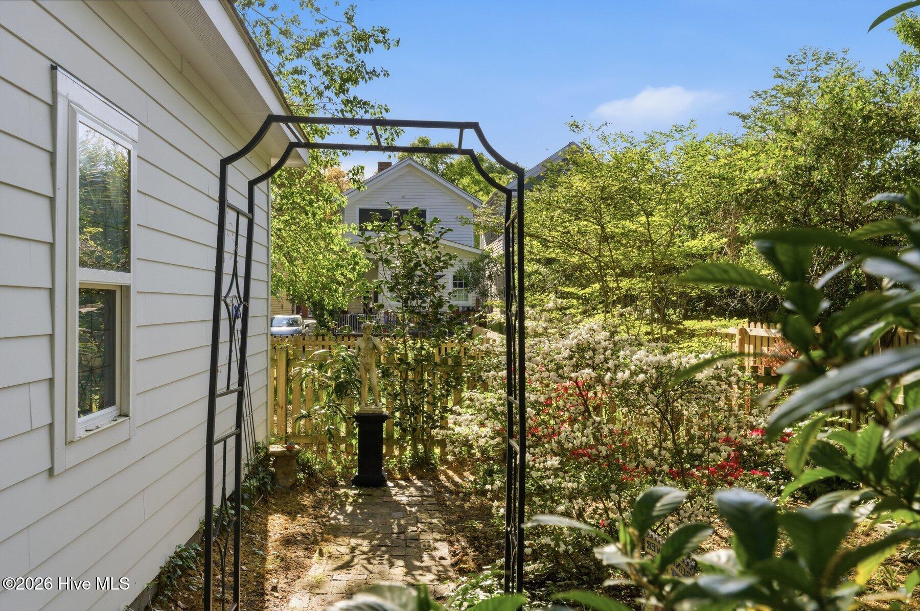 100560142 | Photo 51