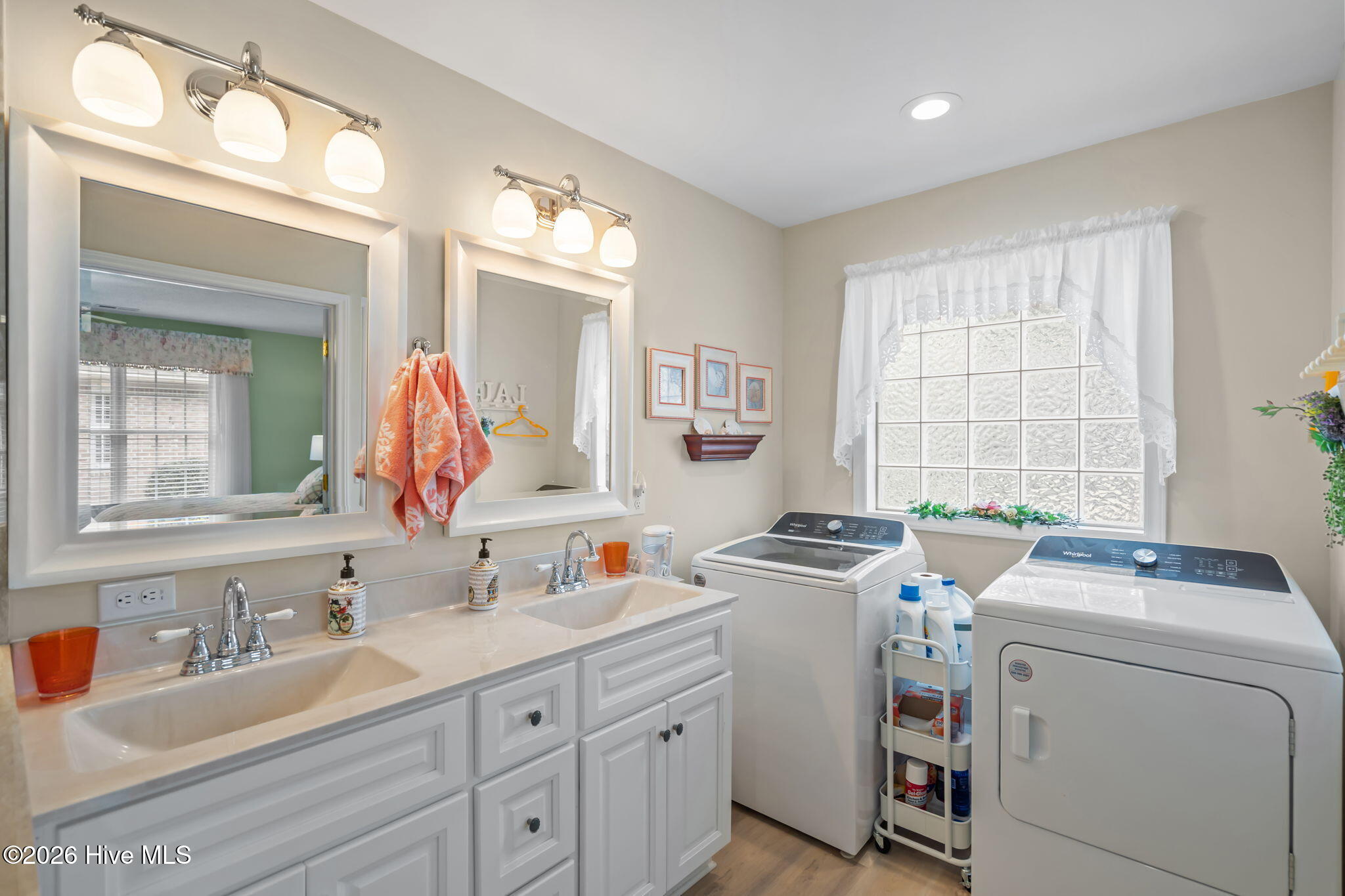 100557863 | Photo 31