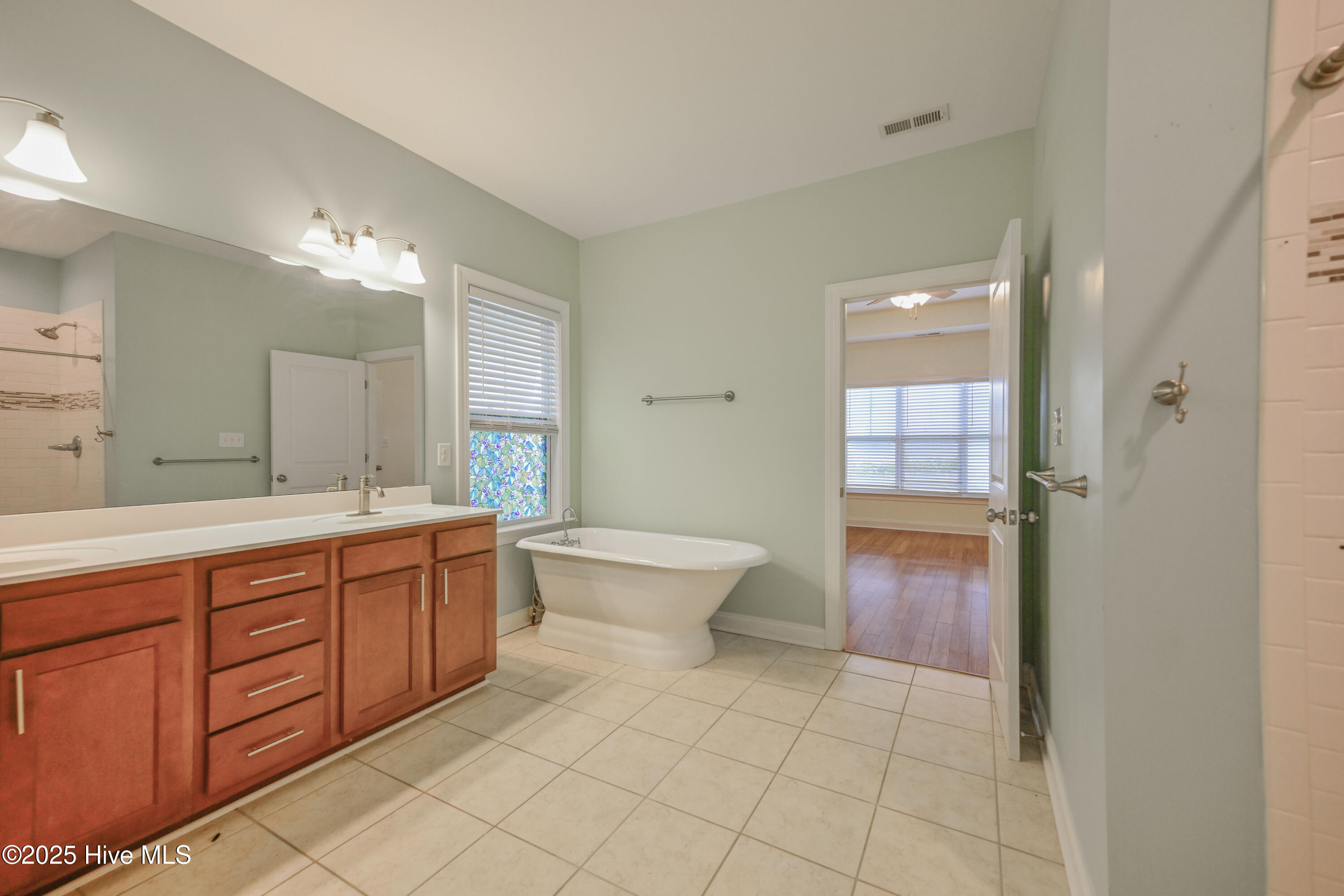 100523770 | Photo 20