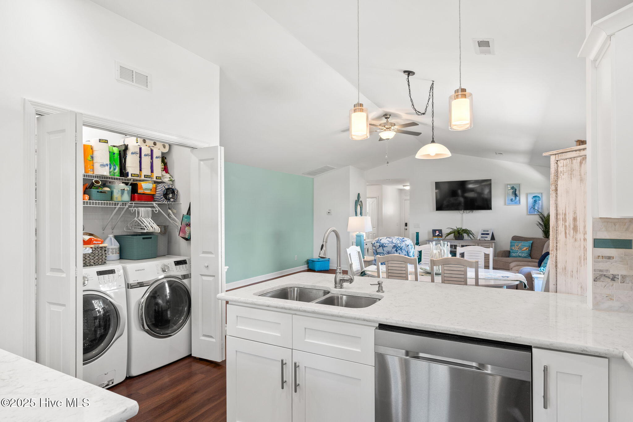 100536893 | Photo 22