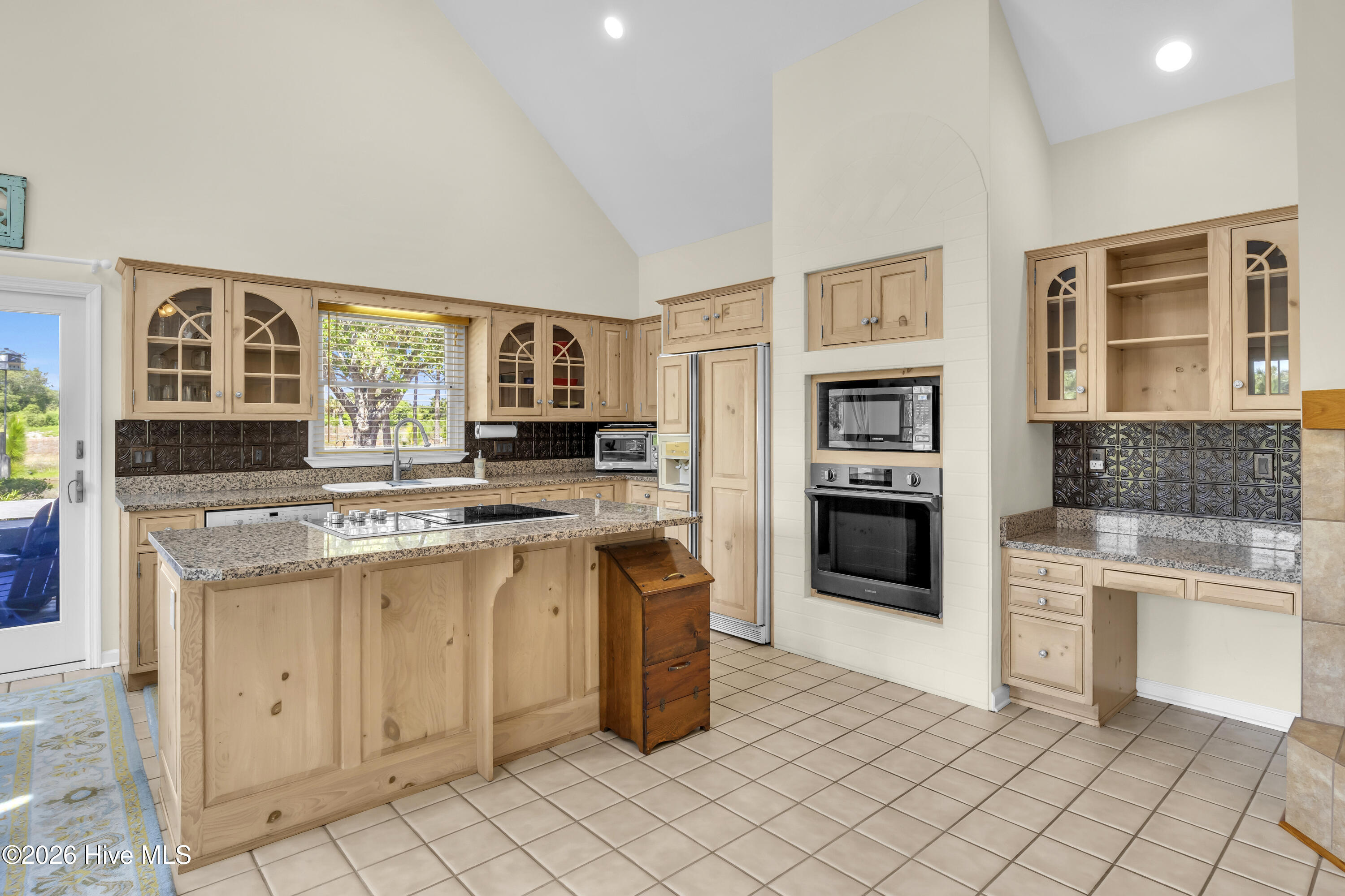 100566160 | Photo 16