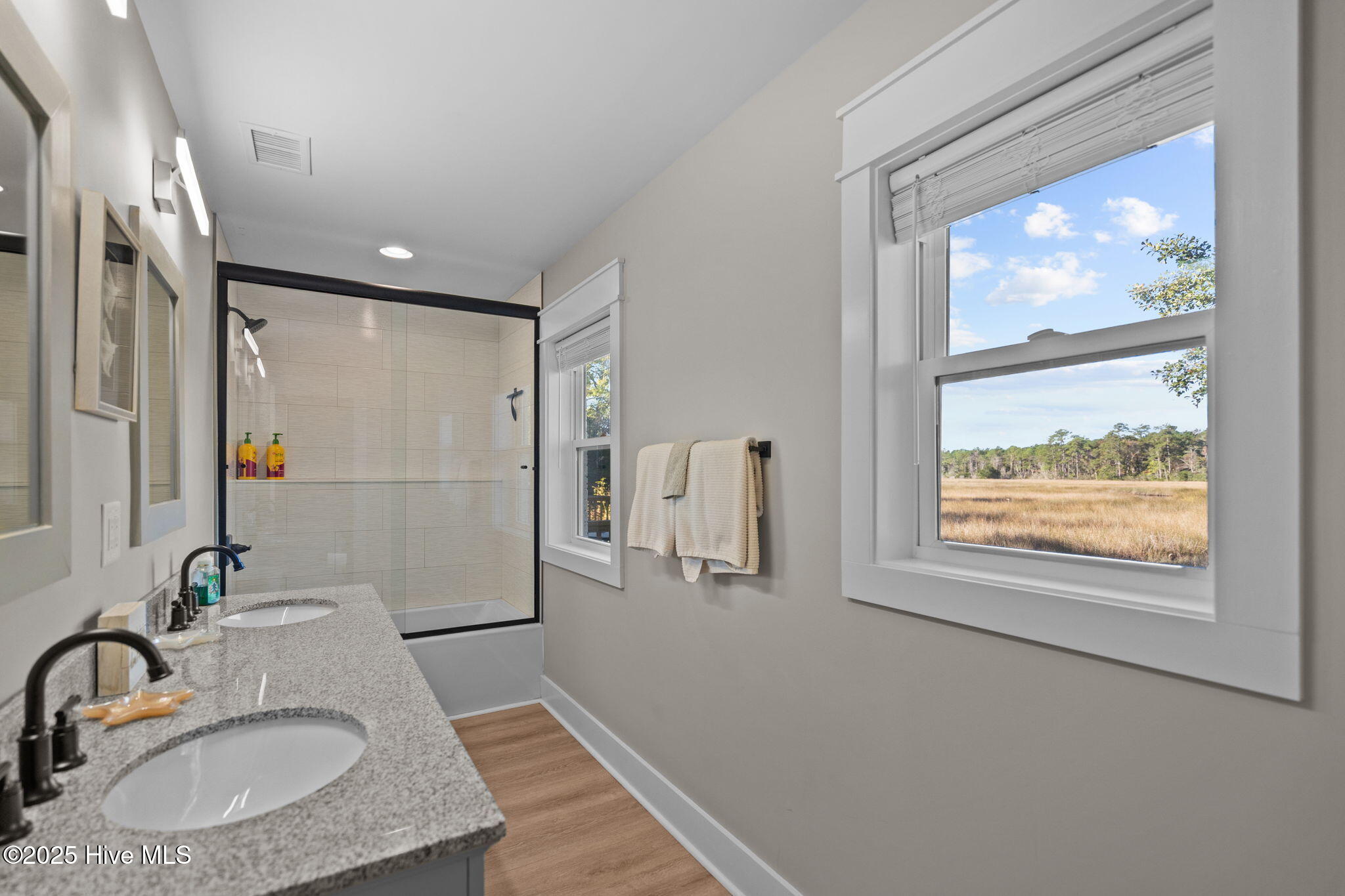 100538027 | Photo 32