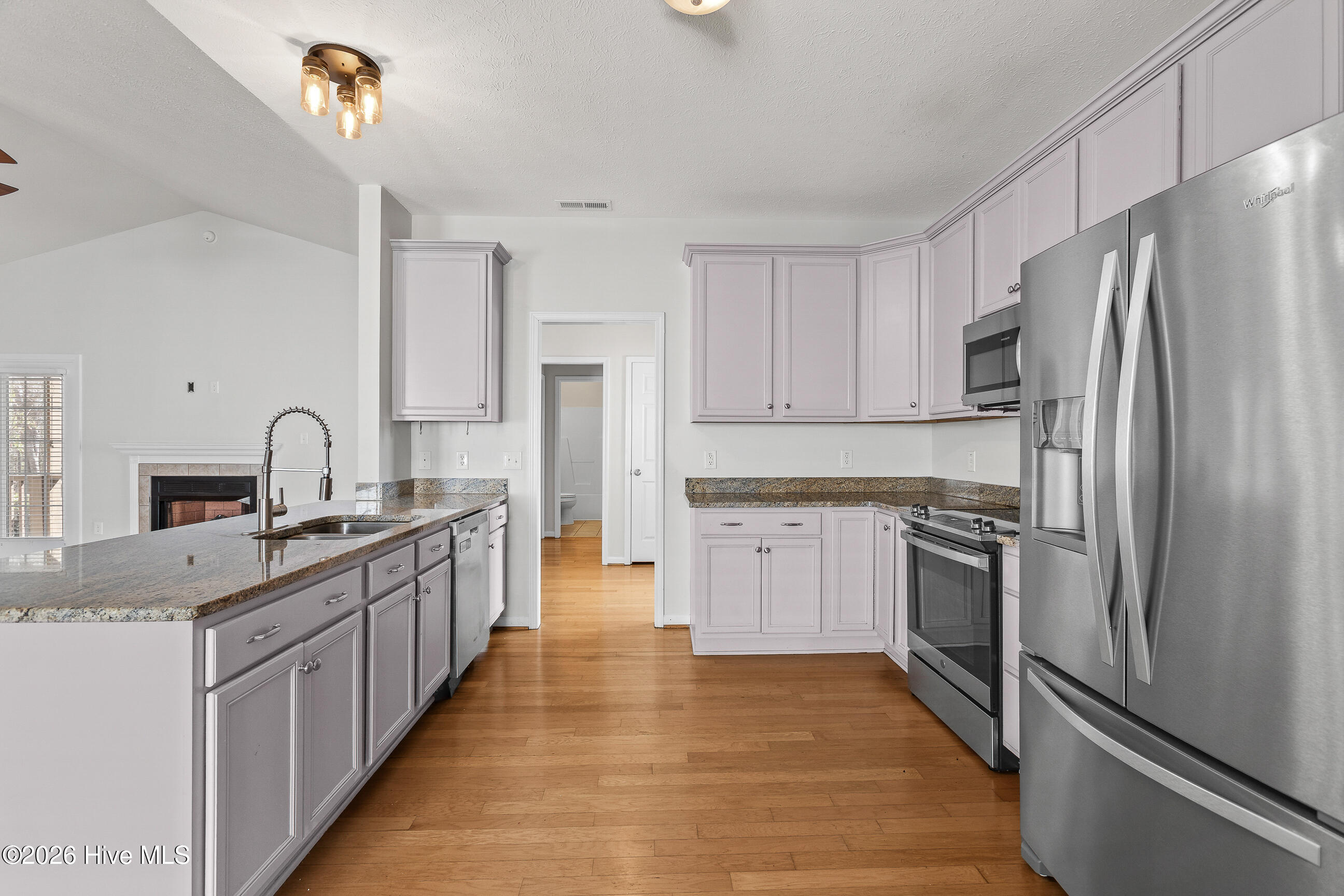 100560391 | Photo 12