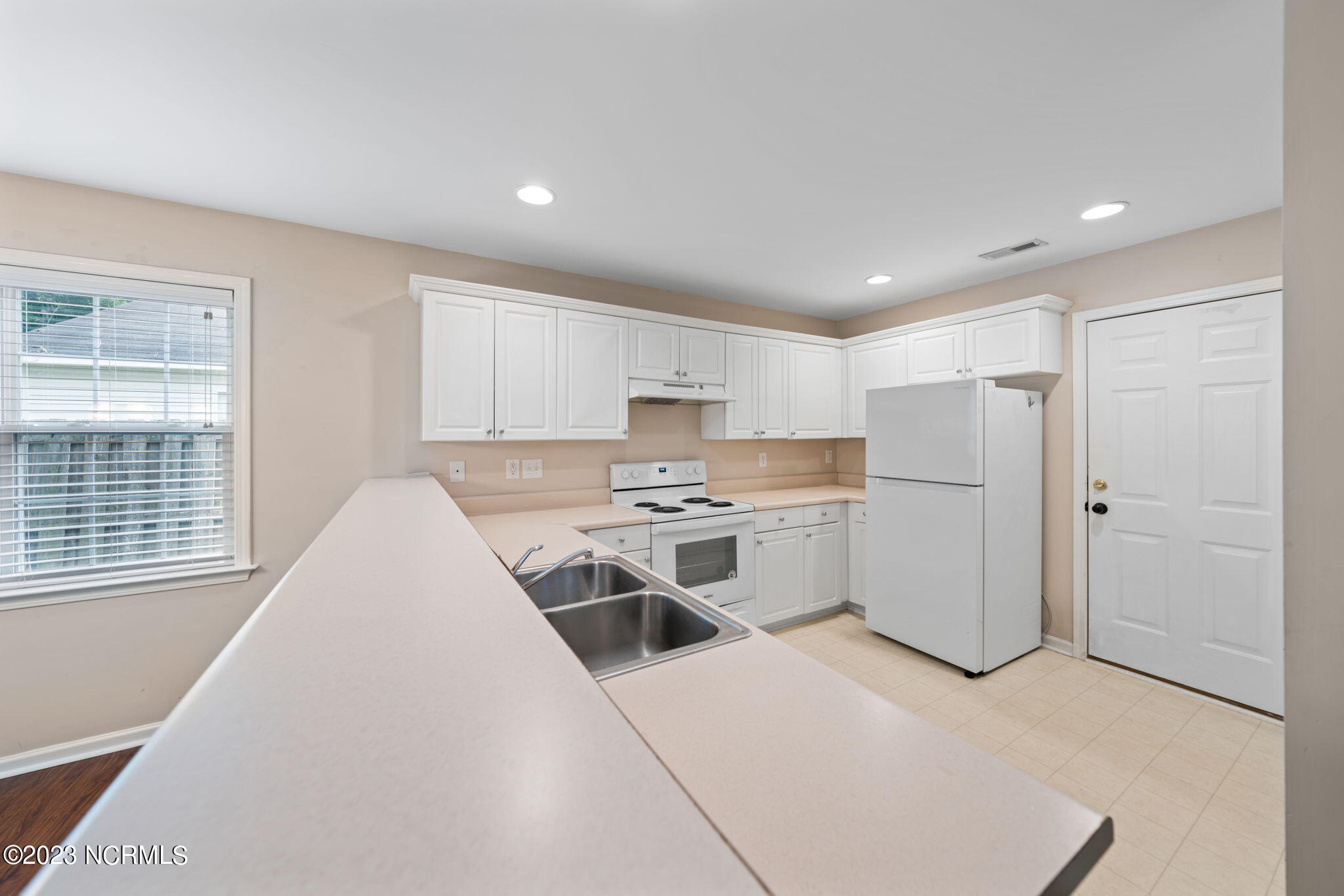 100569338 | Photo 10