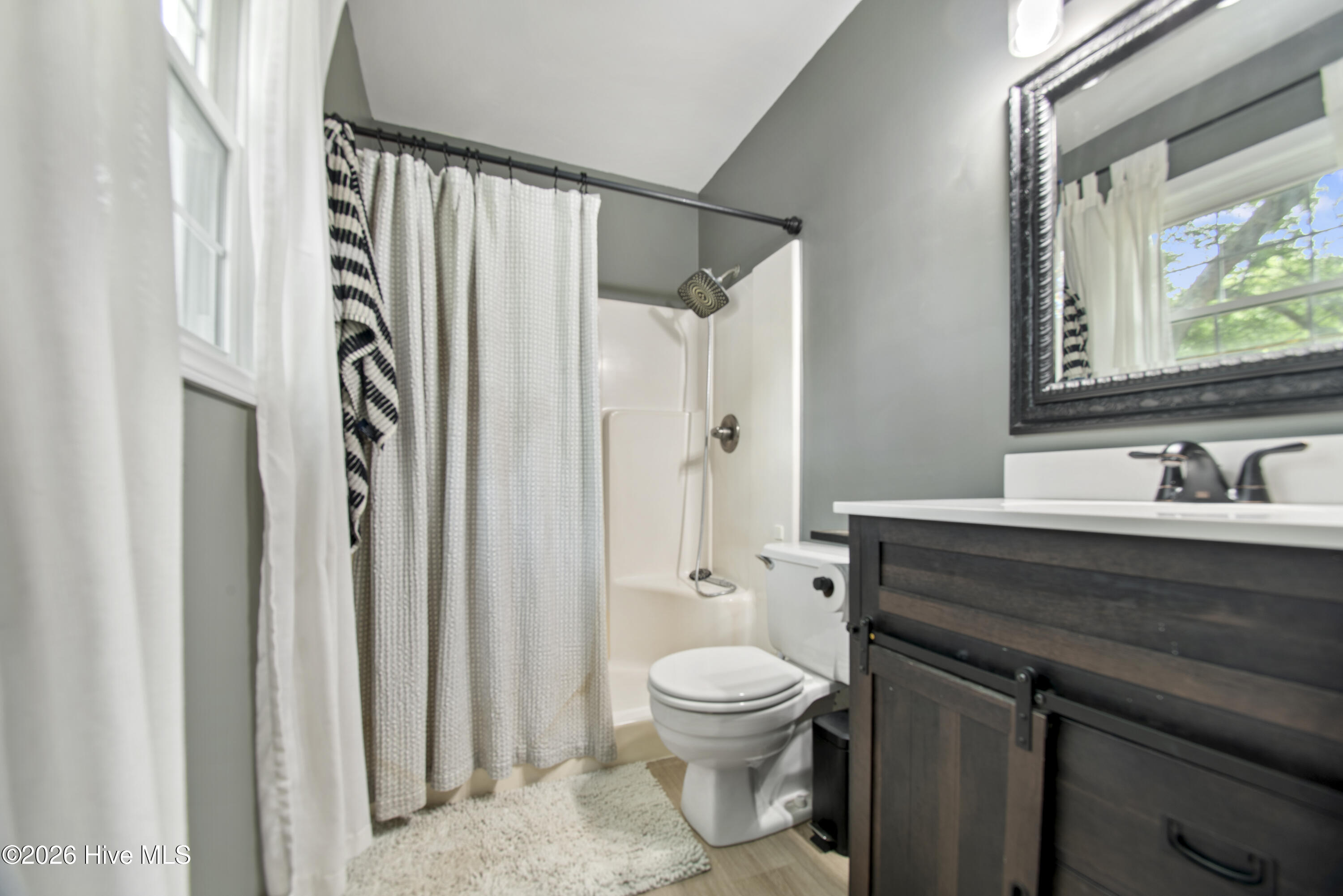 100570335 | Photo 11