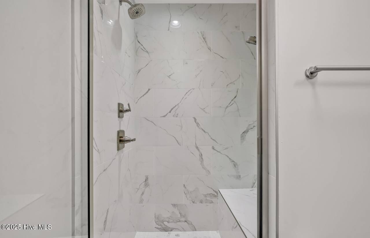 100484000 | Photo 43