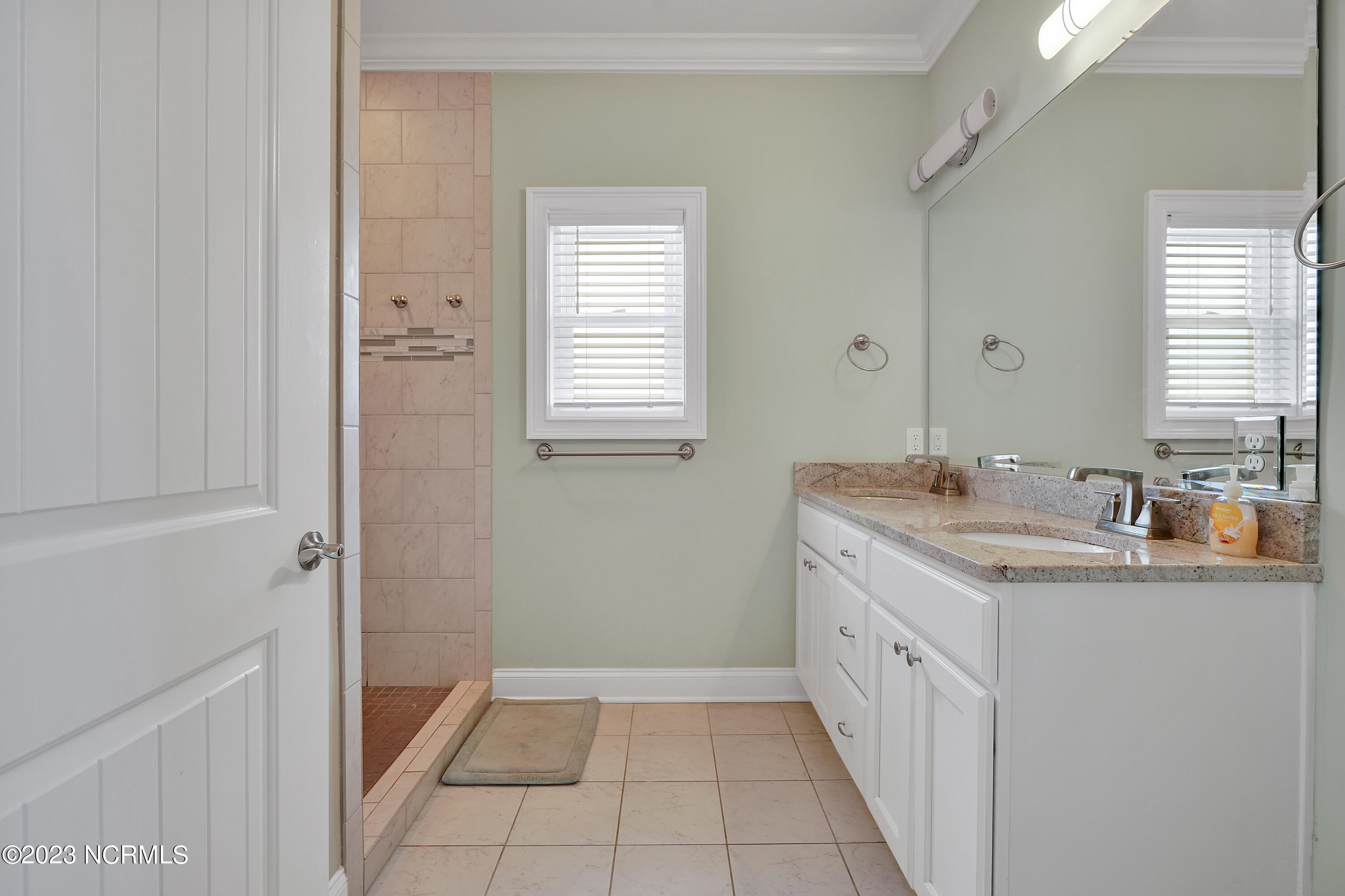 100558730 | Photo 31