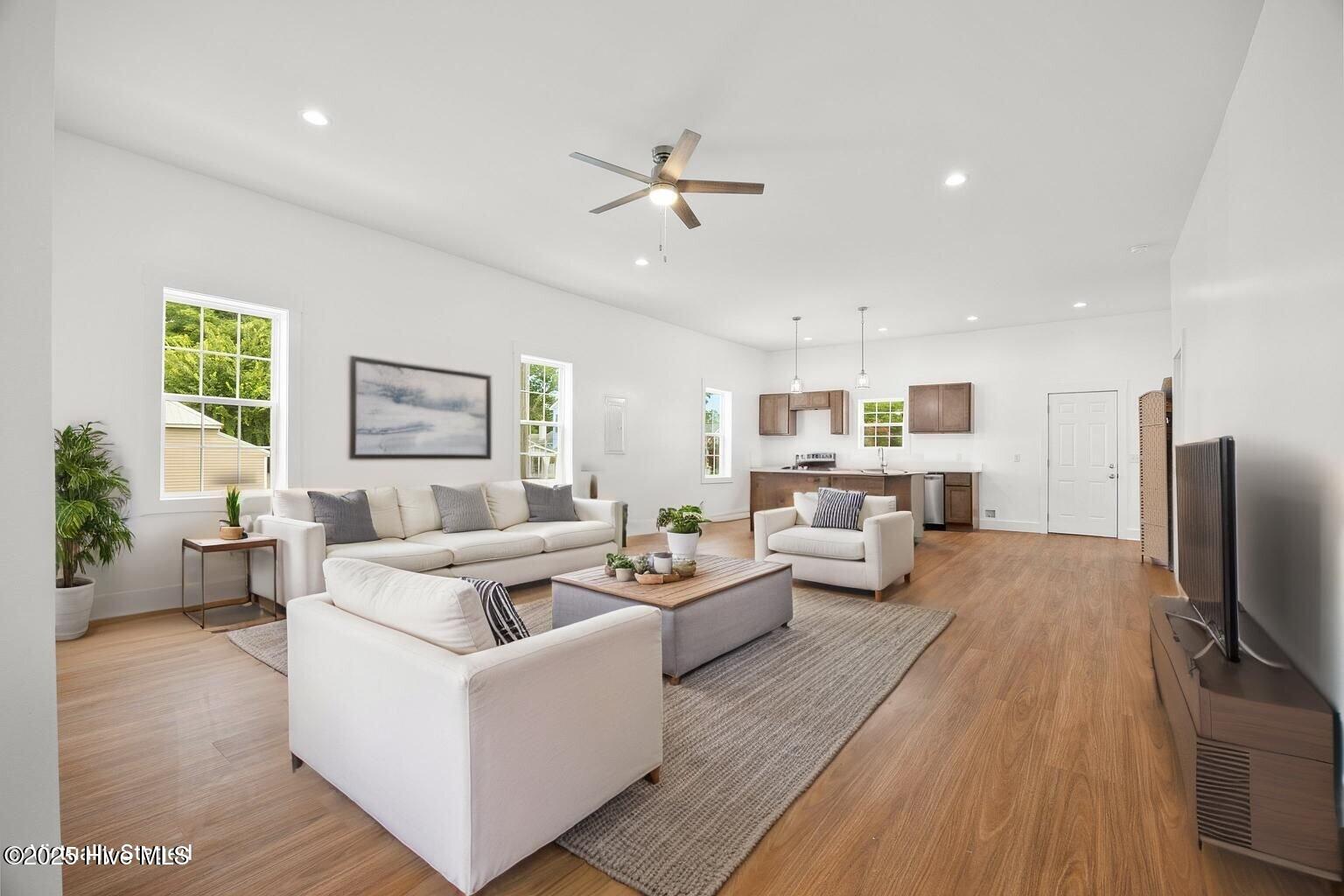 100519380 | Photo 11