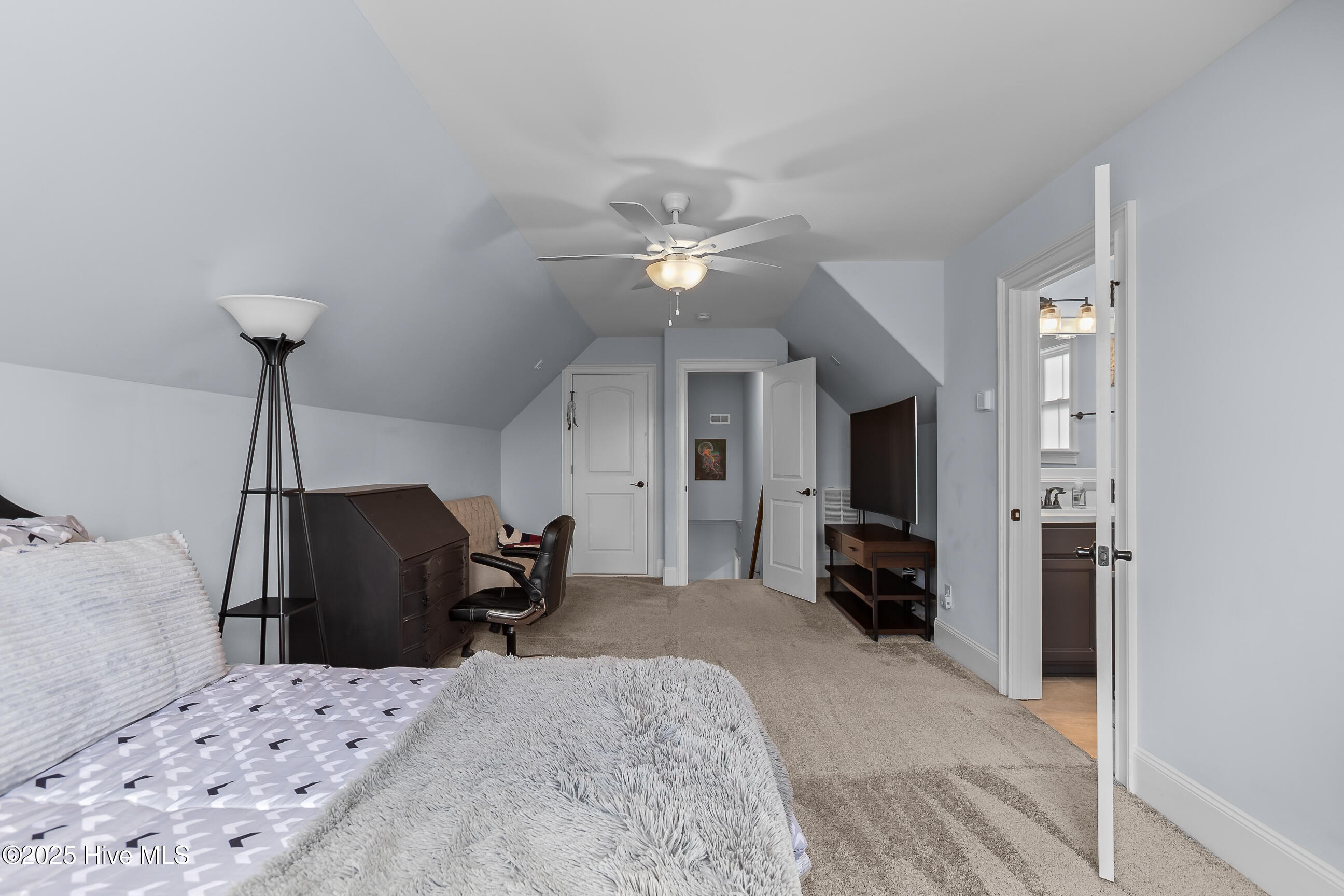 100536190 | Photo 32