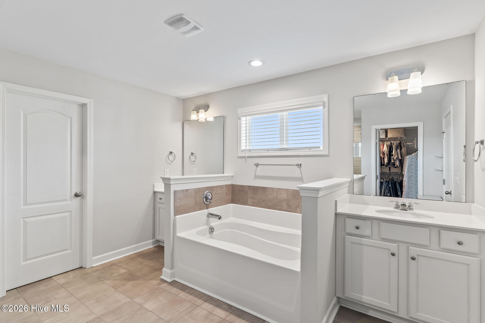 100557383 | Photo 28