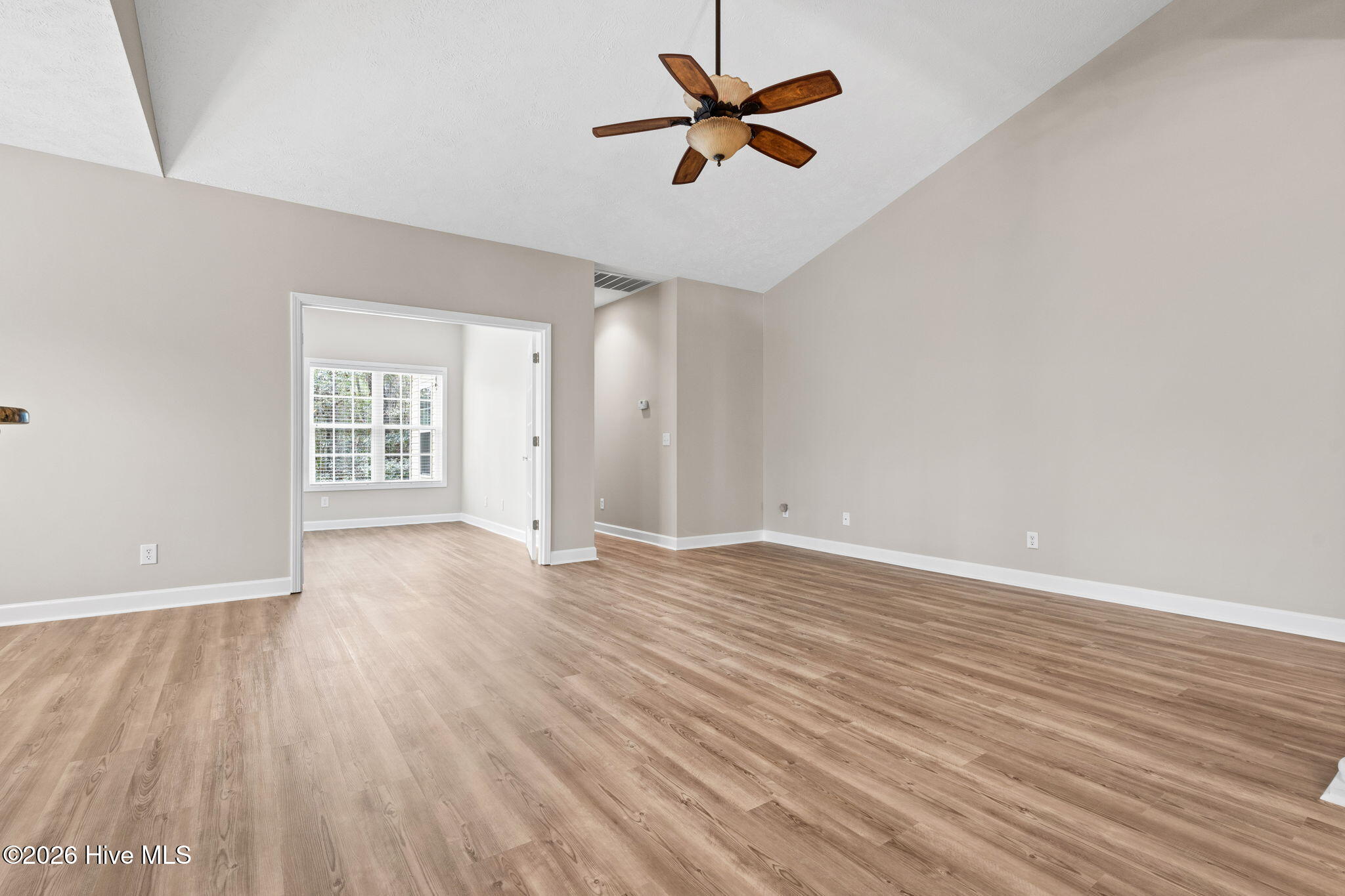 100559407 | Photo 11