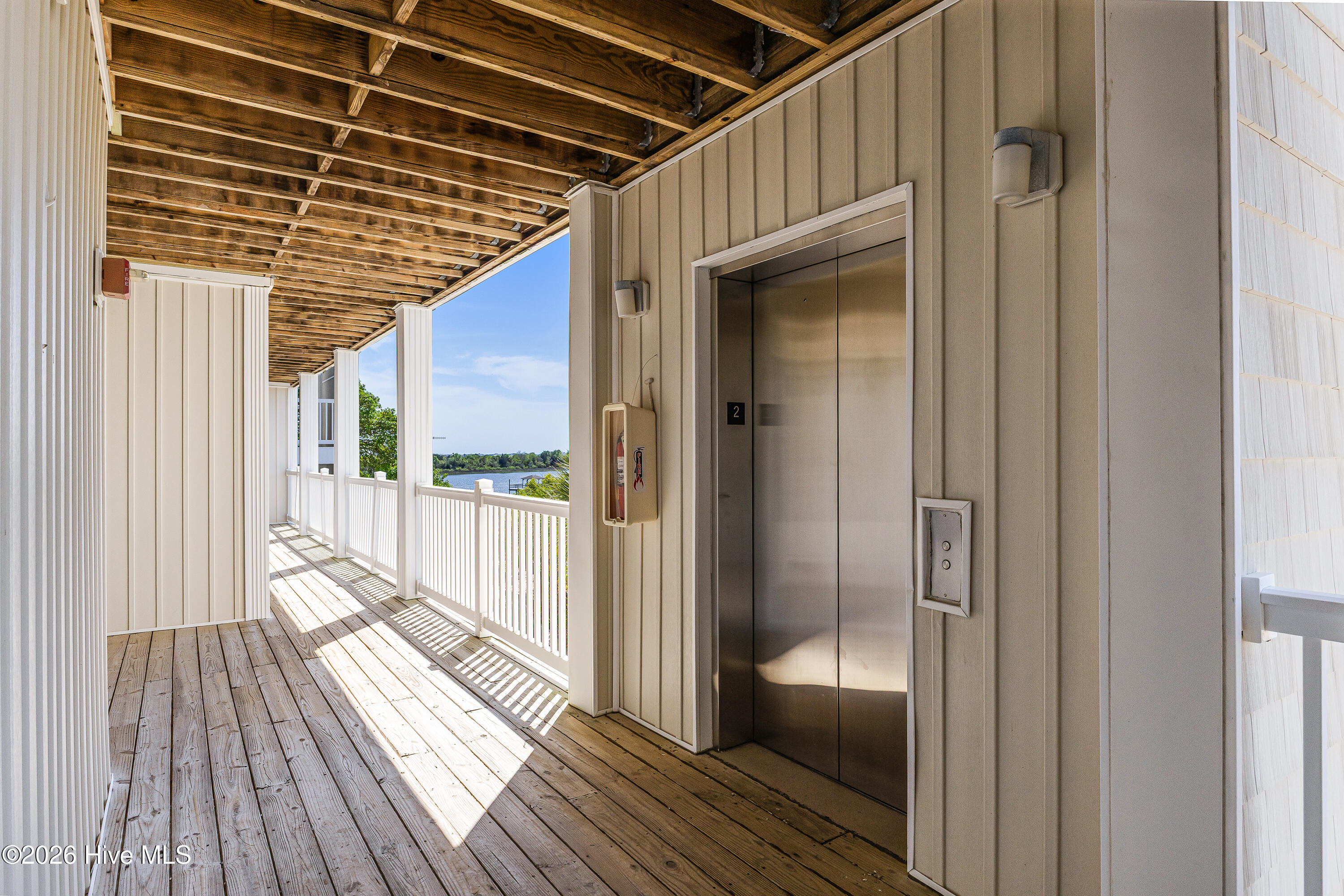 100569606 | Photo 32