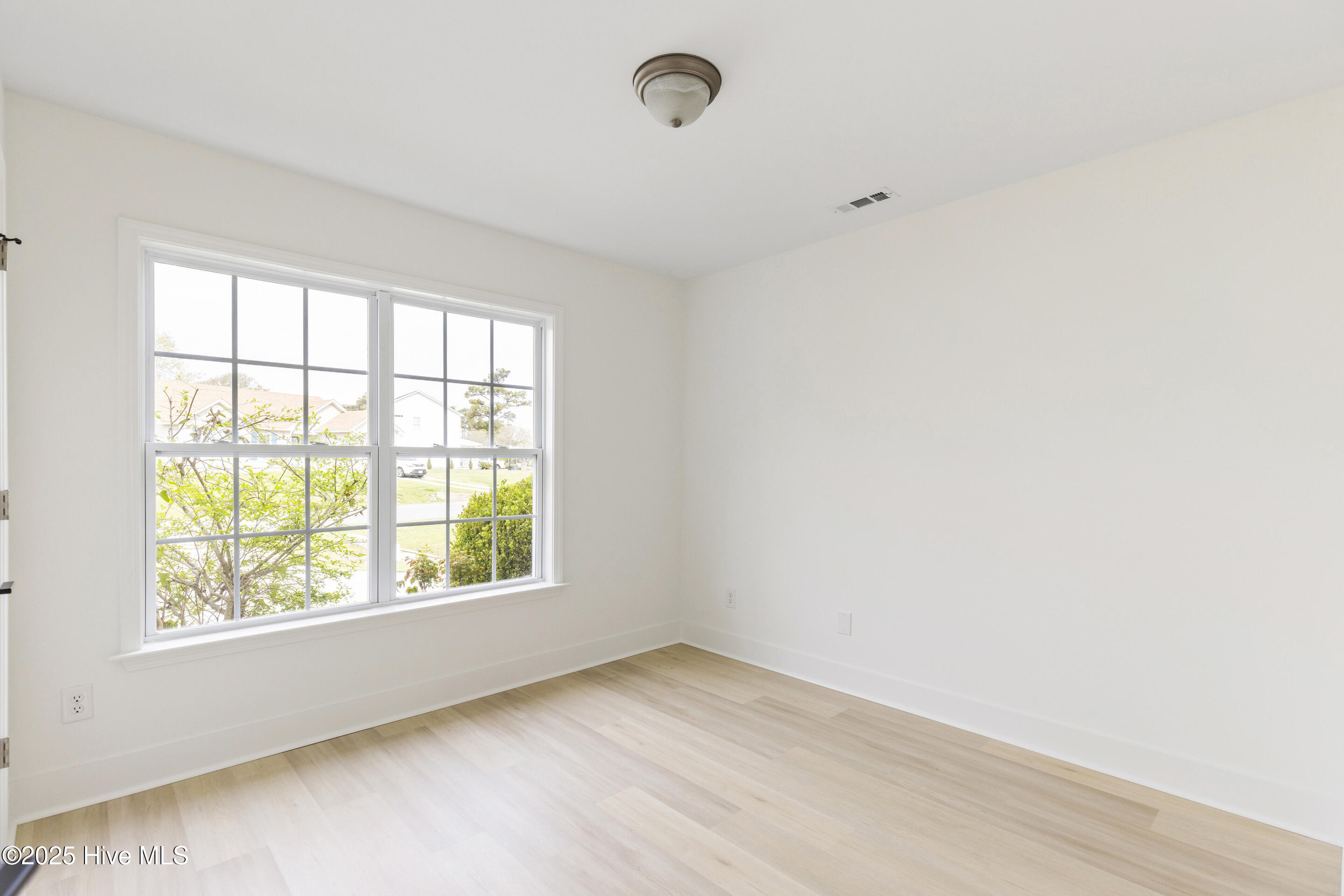 100548000 | Photo 22