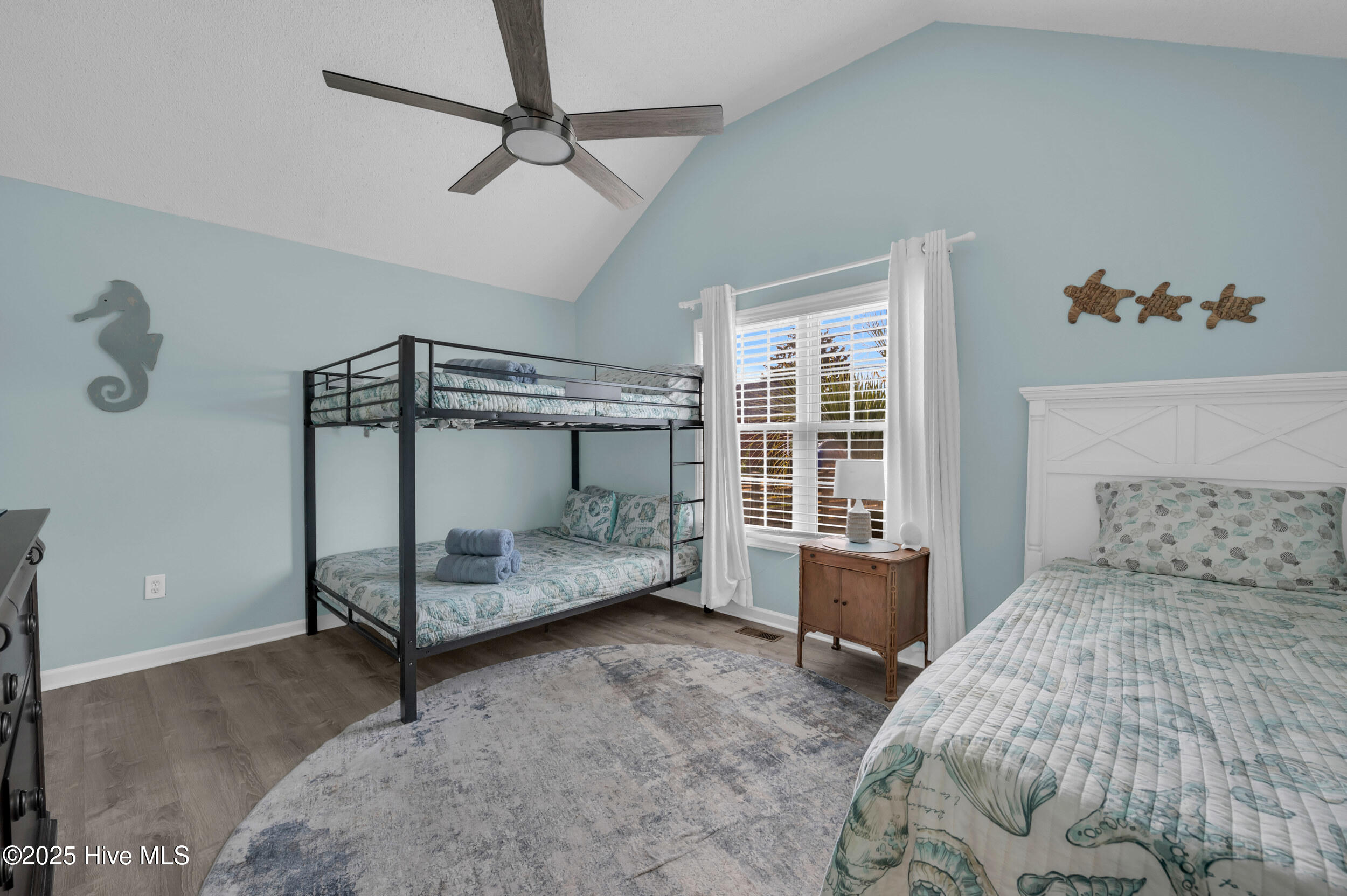 100543917 | Photo 33