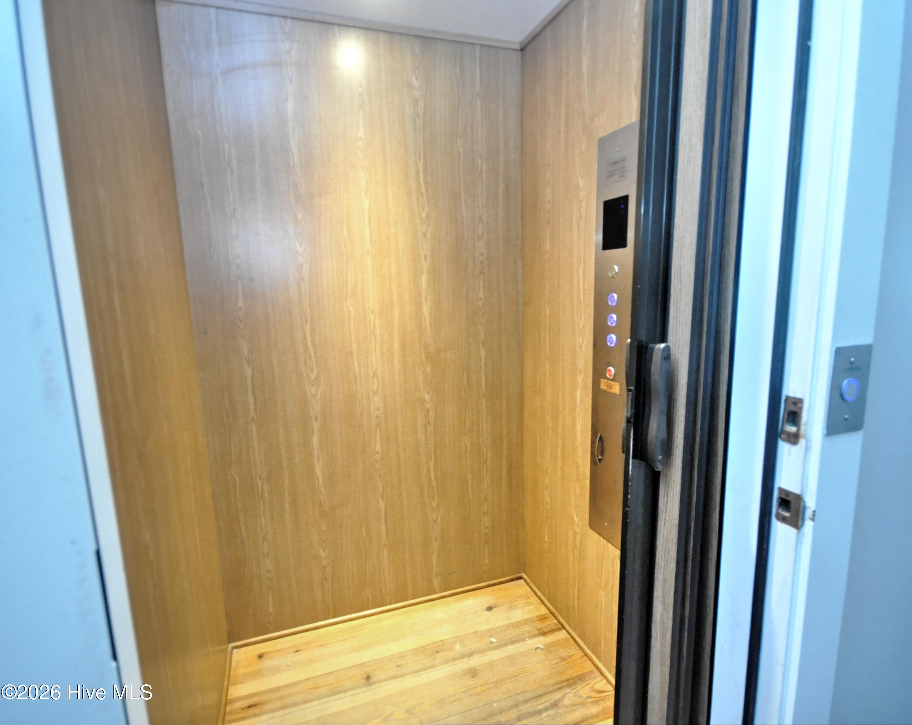 100561409 | Photo 39