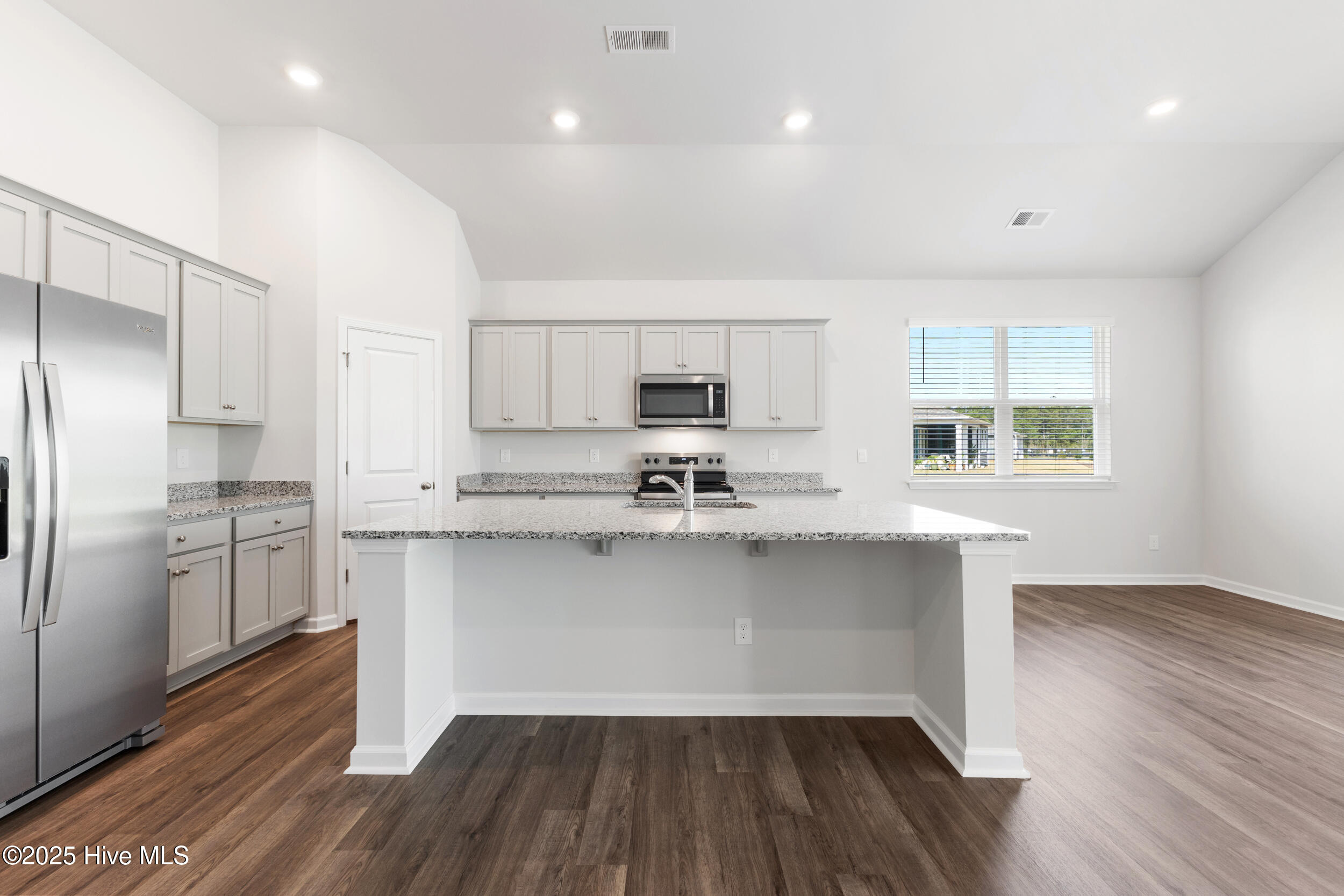 100562718 | Photo 11