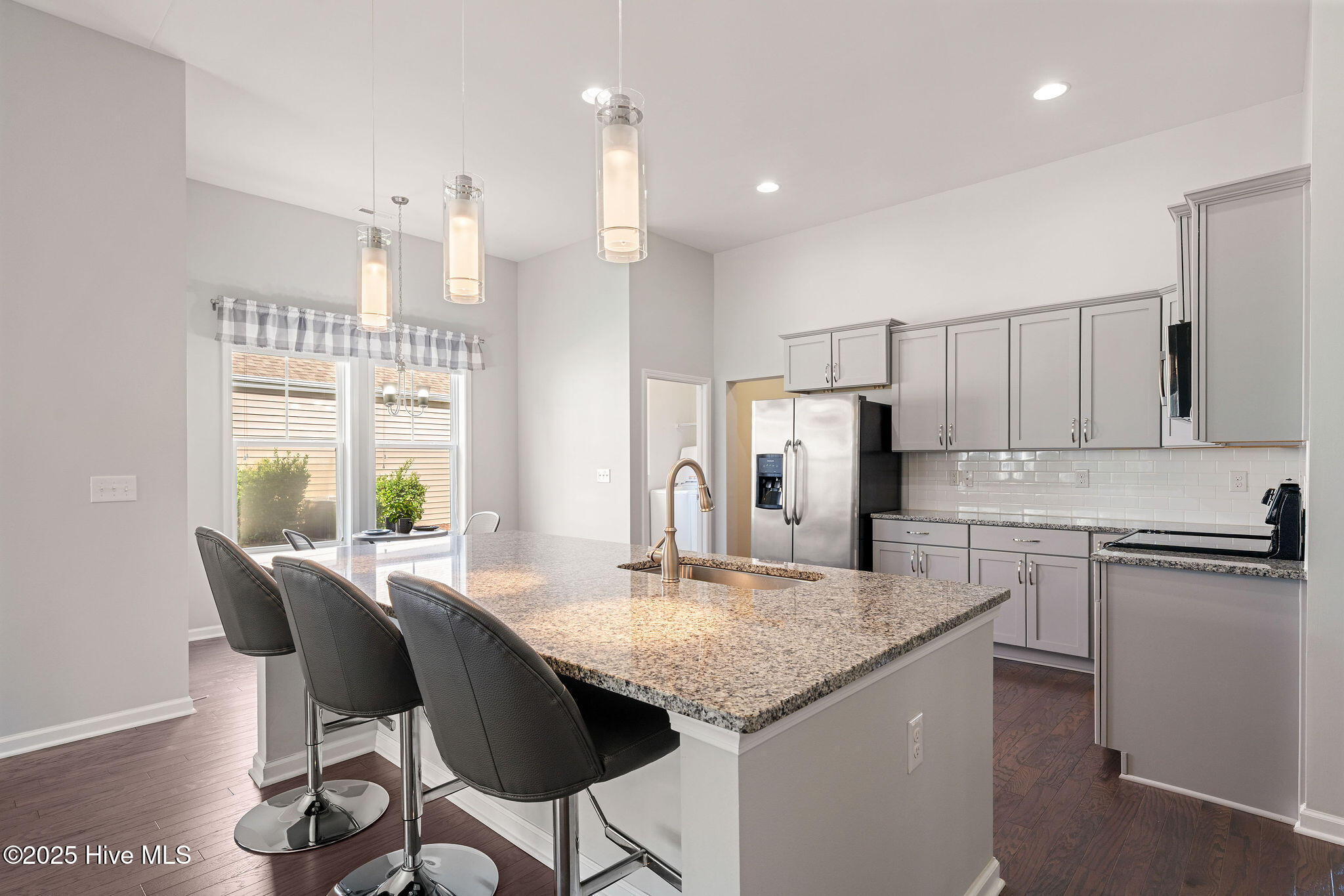 100550824 | Photo 25