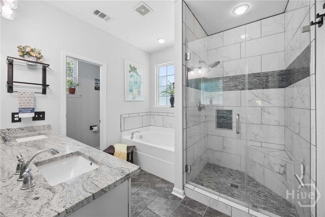 Dual sinks, separate shower and bathrub