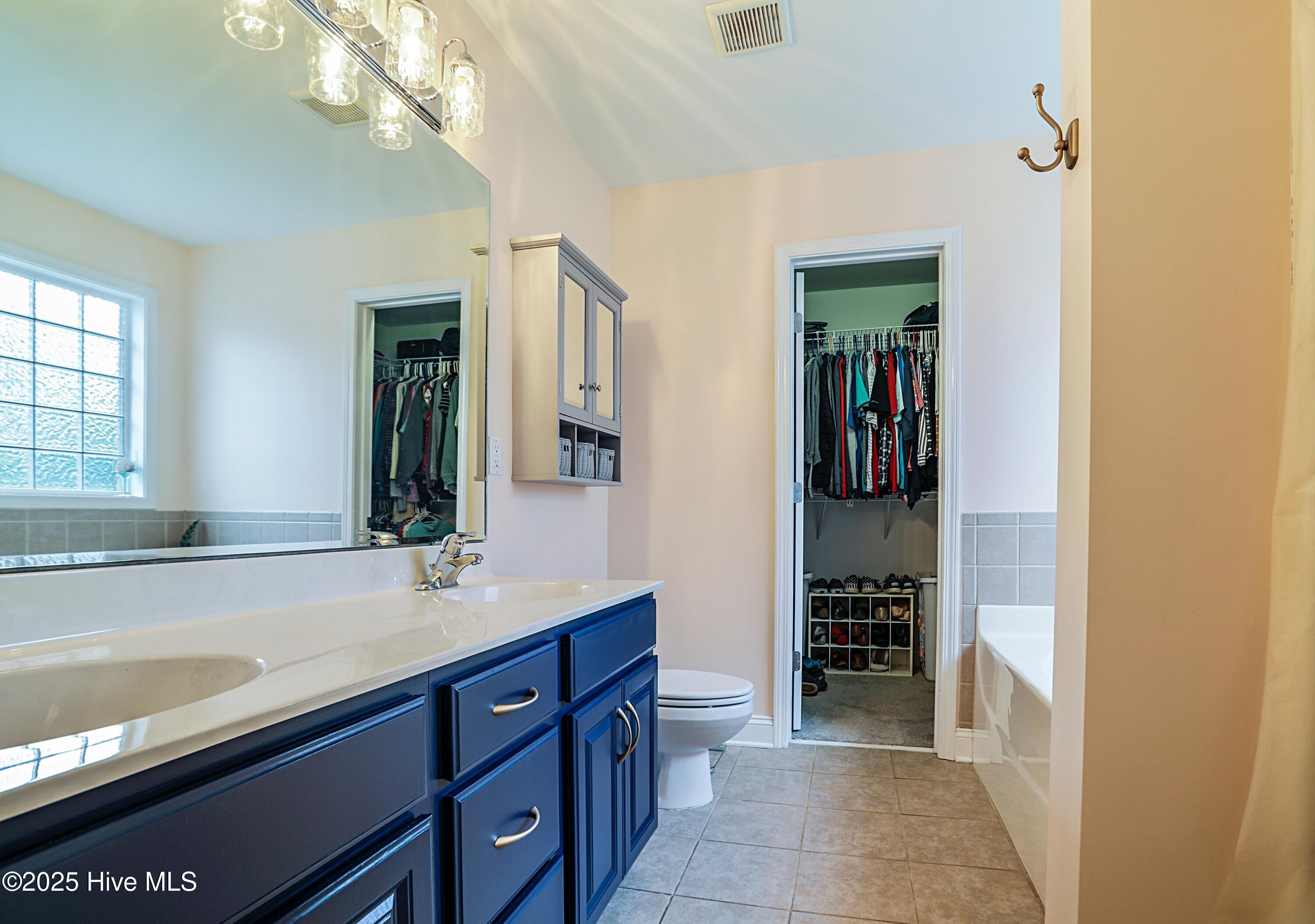 100541806 | Photo 32