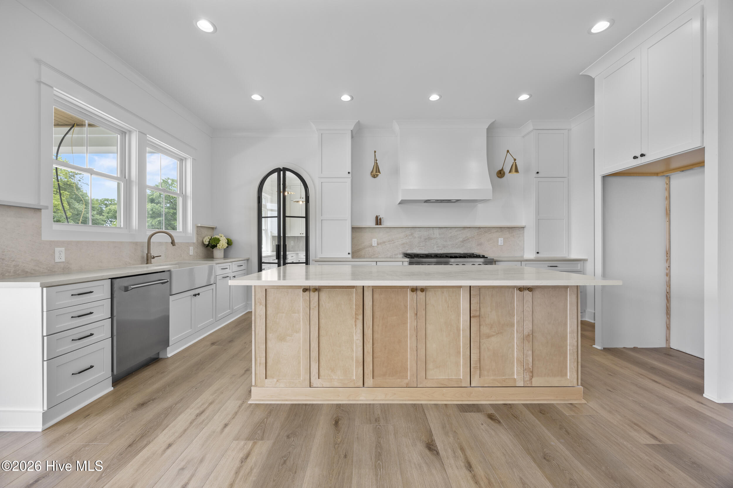 100570401 | Photo 23