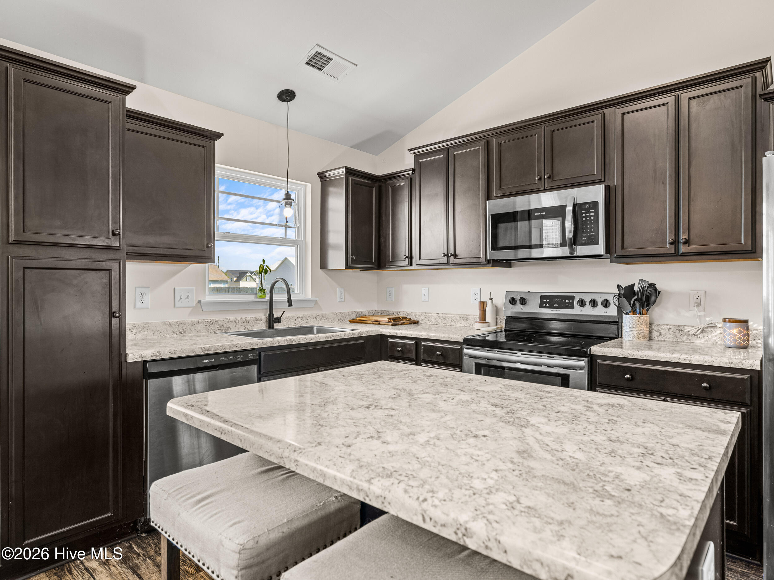 100569588 | Photo 14