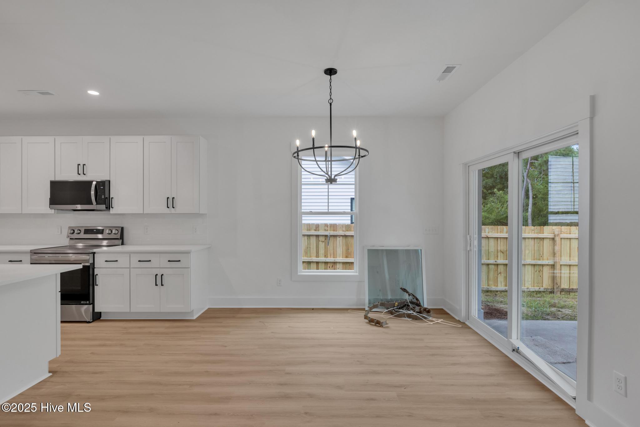 100537116 | Photo 12