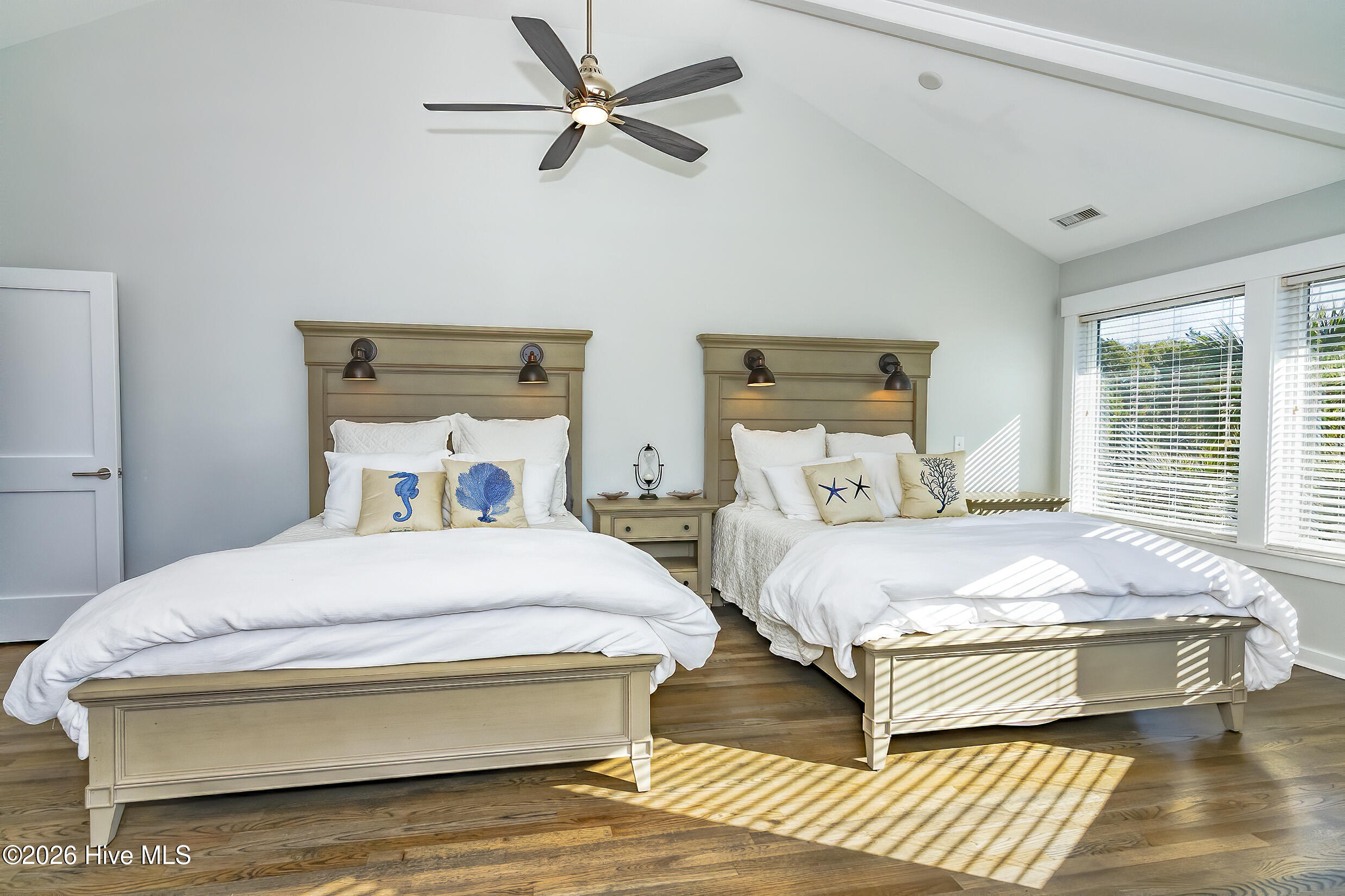 100560271 | Photo 46