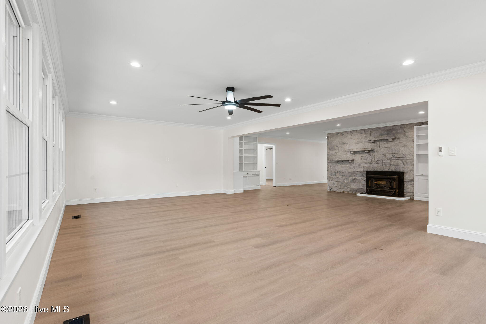 100548429 | Photo 24