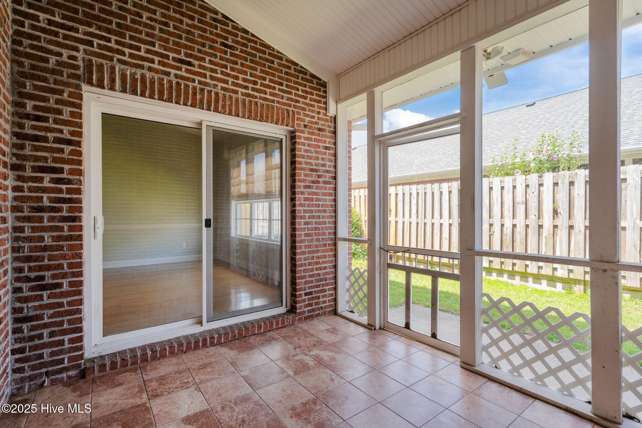 100559458 | Photo 28