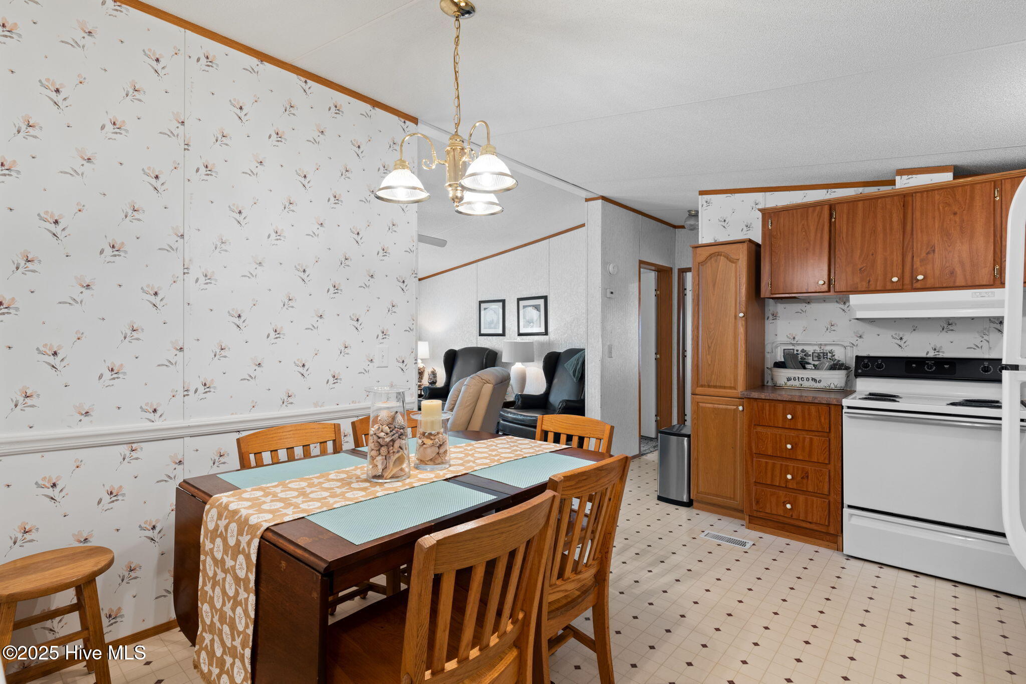 100569446 | Photo 12