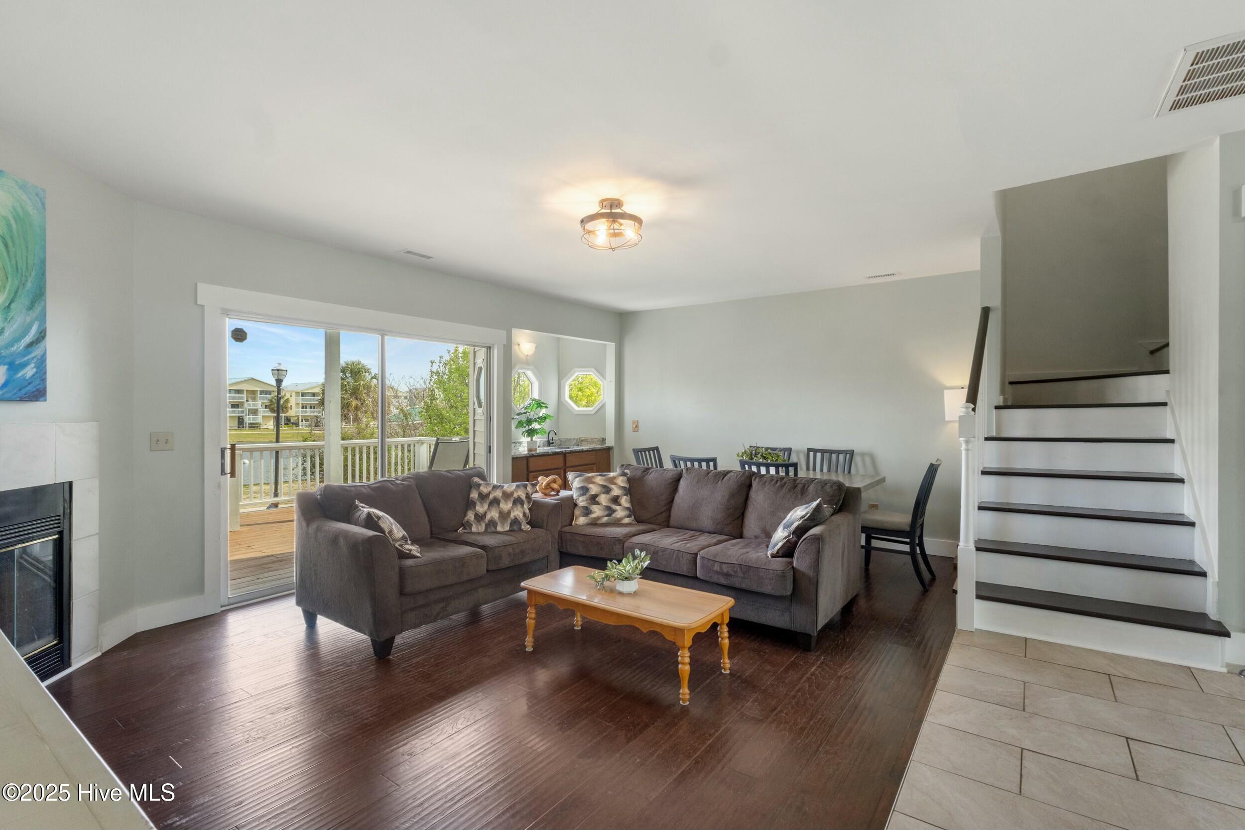 100552932 | Photo 11