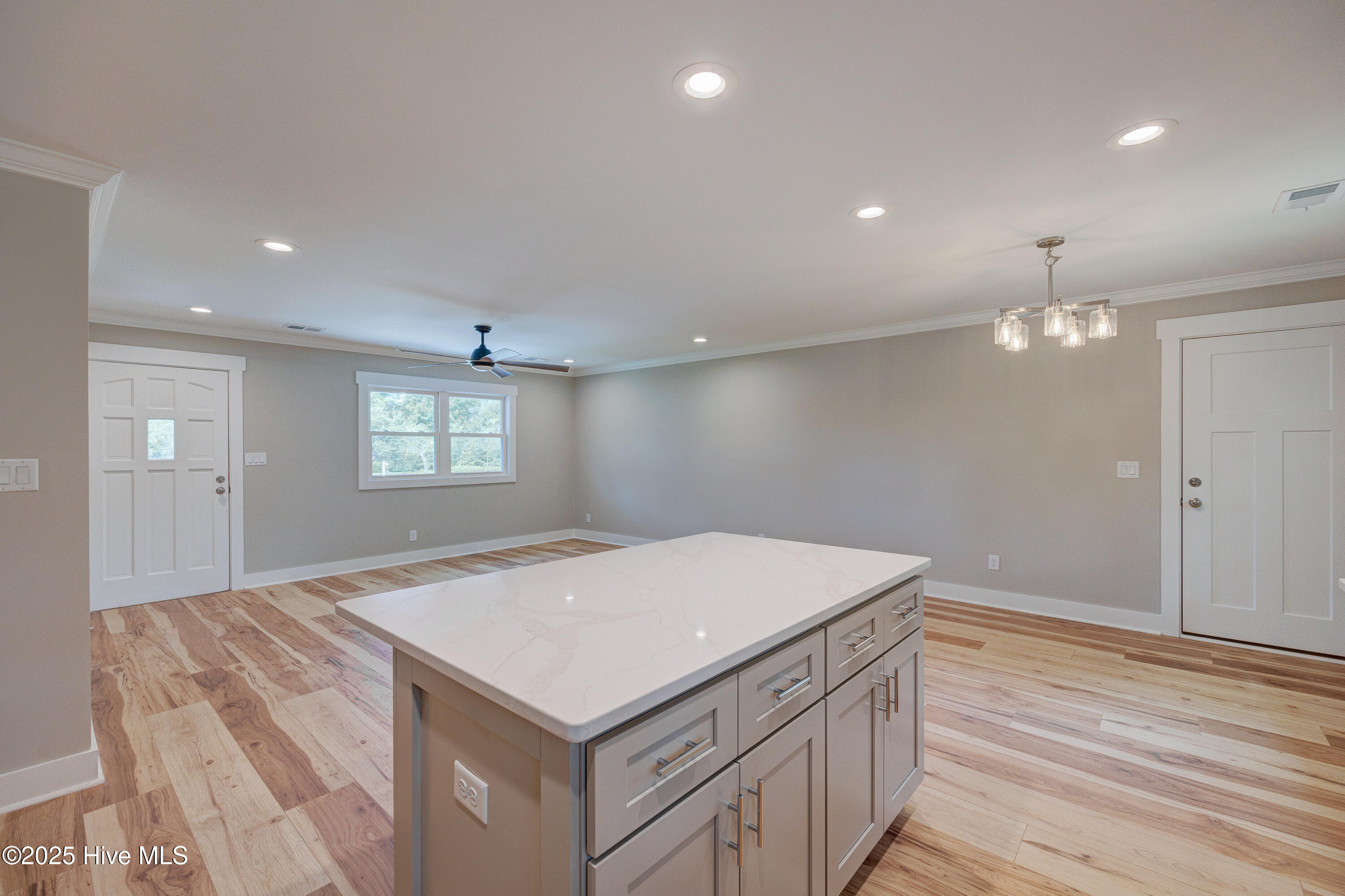 100534169 | Photo 18