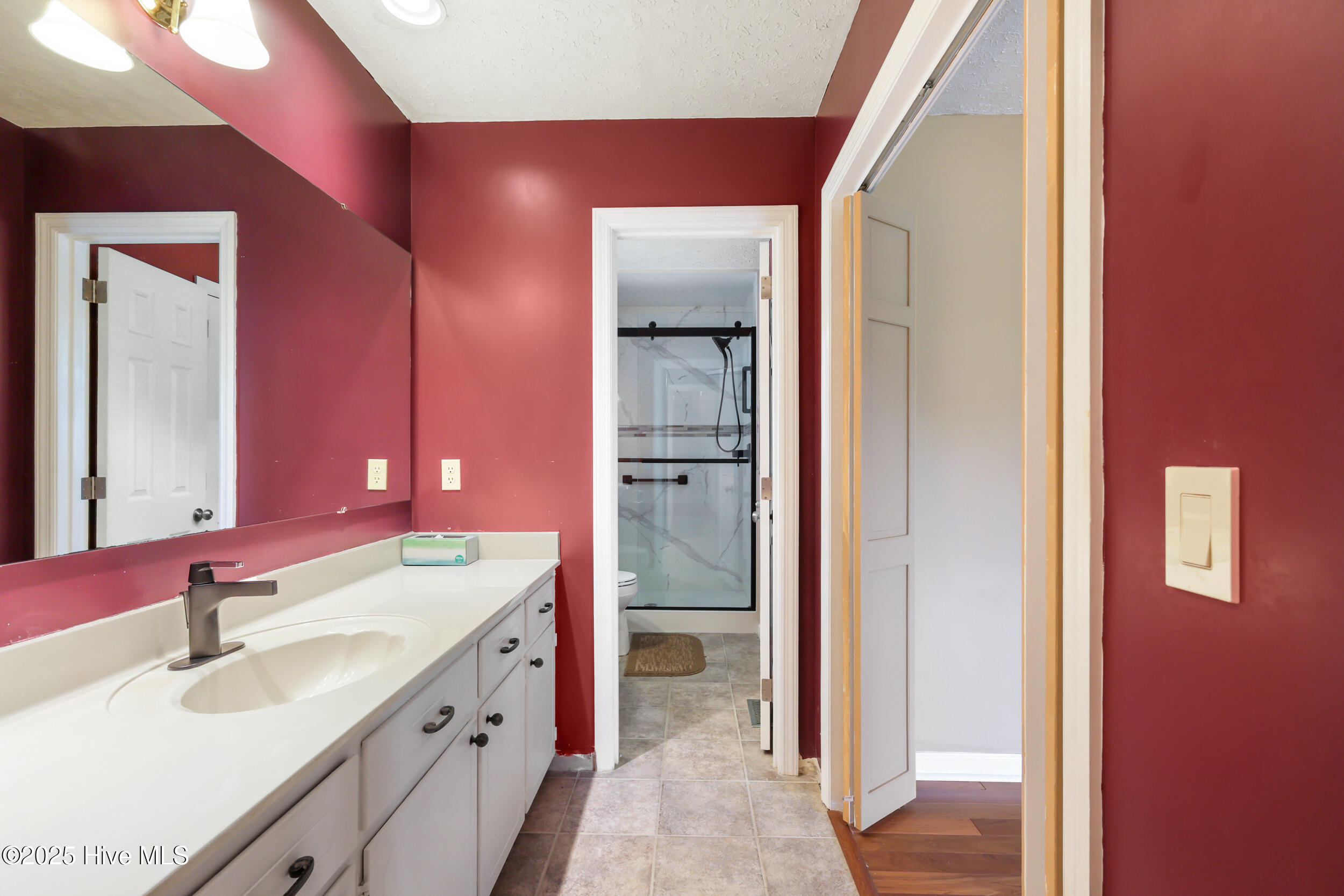 100525369 | Photo 12