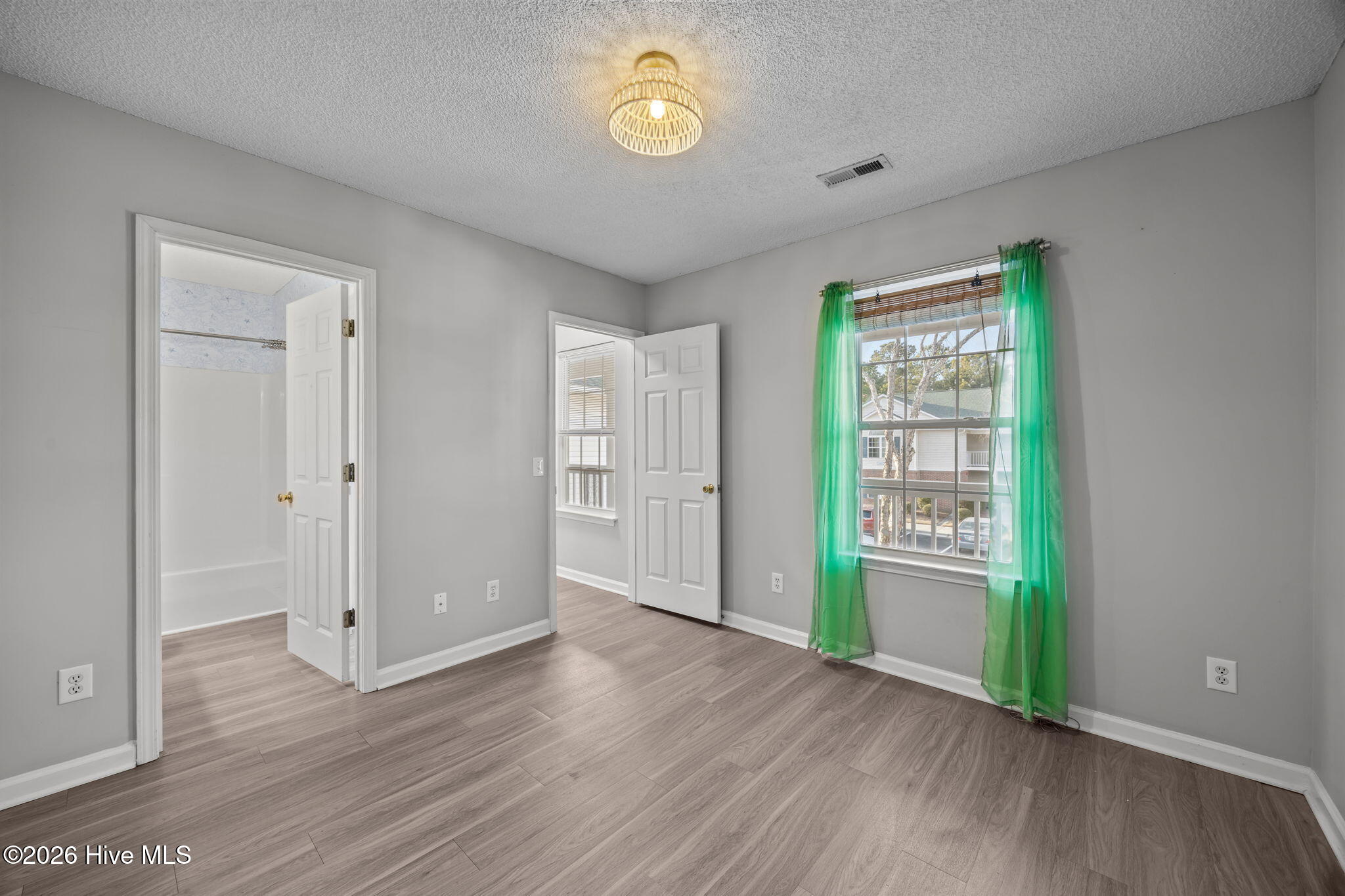 100550940 | Photo 30